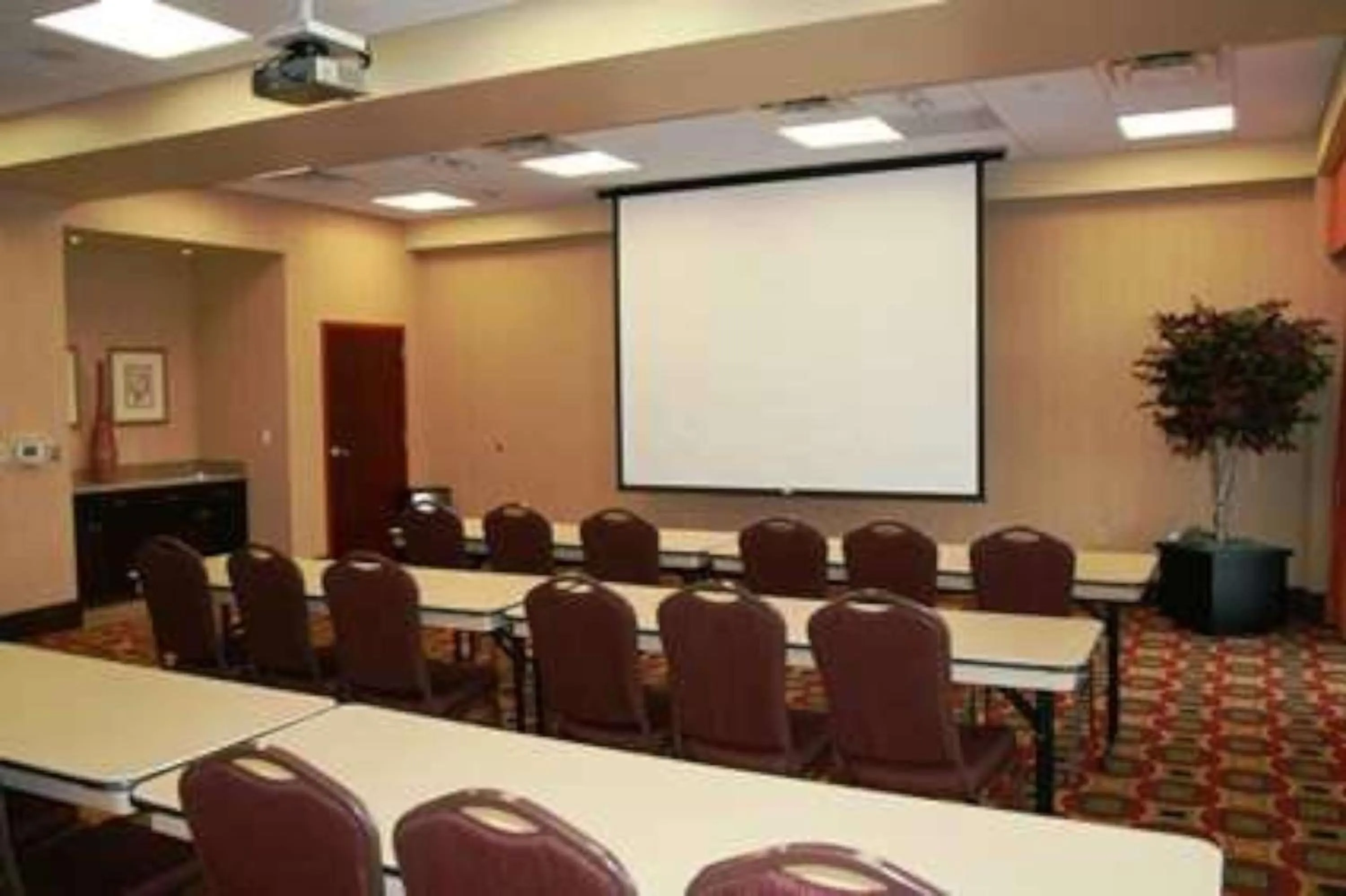 Meeting/conference room in Hampton Inn and Suites Woodstock, Virginia