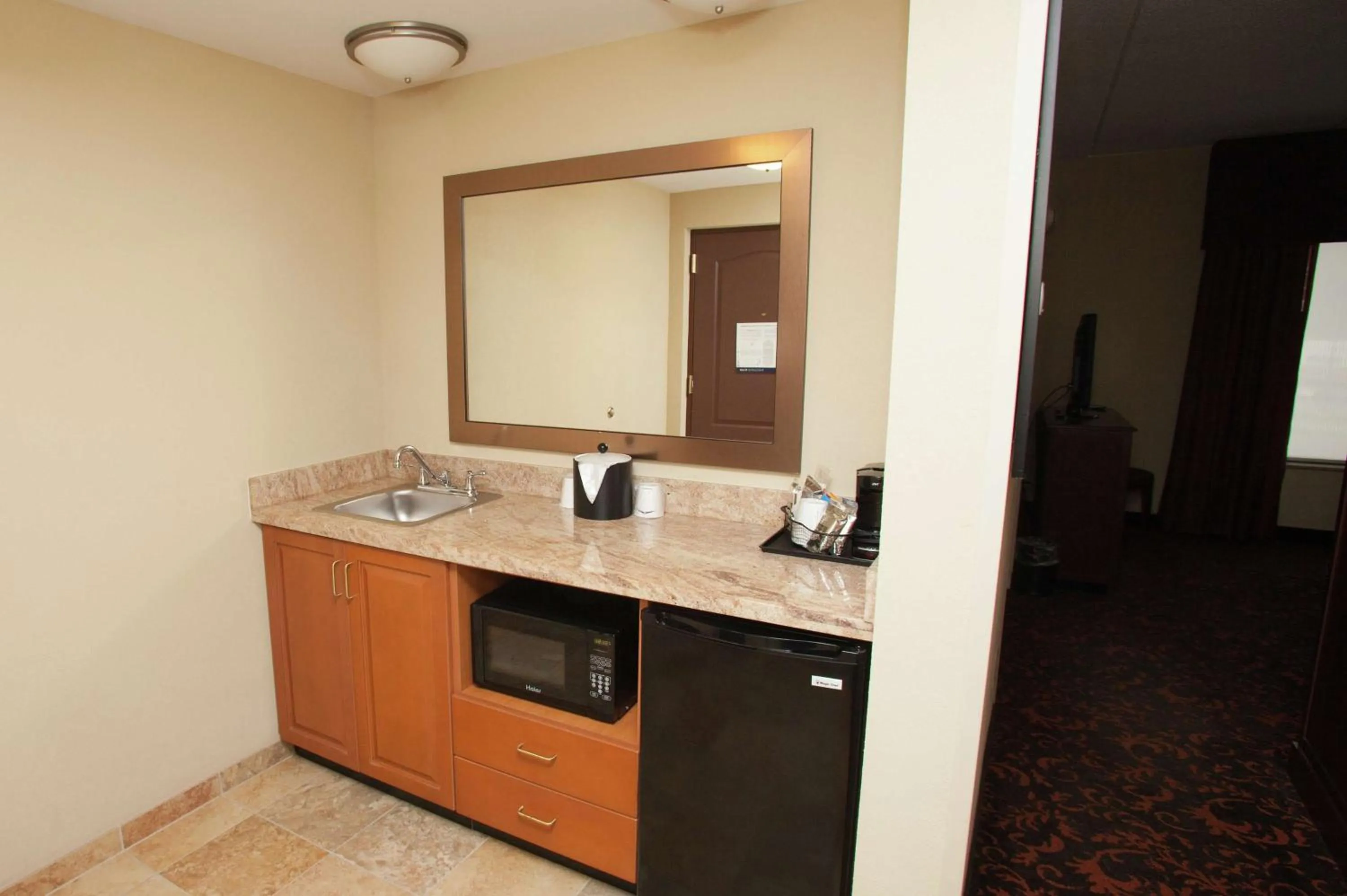Kitchen or kitchenette in Hampton Inn Elmira/Horseheads
