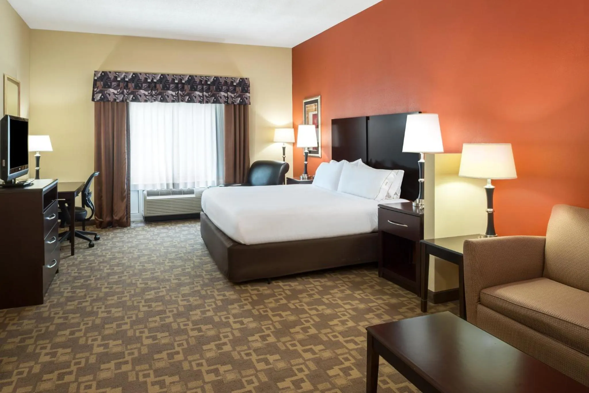 Photo of the whole room, Bed in Holiday Inn Express & Suites Lexington Downtown Area-Keeneland by IHG