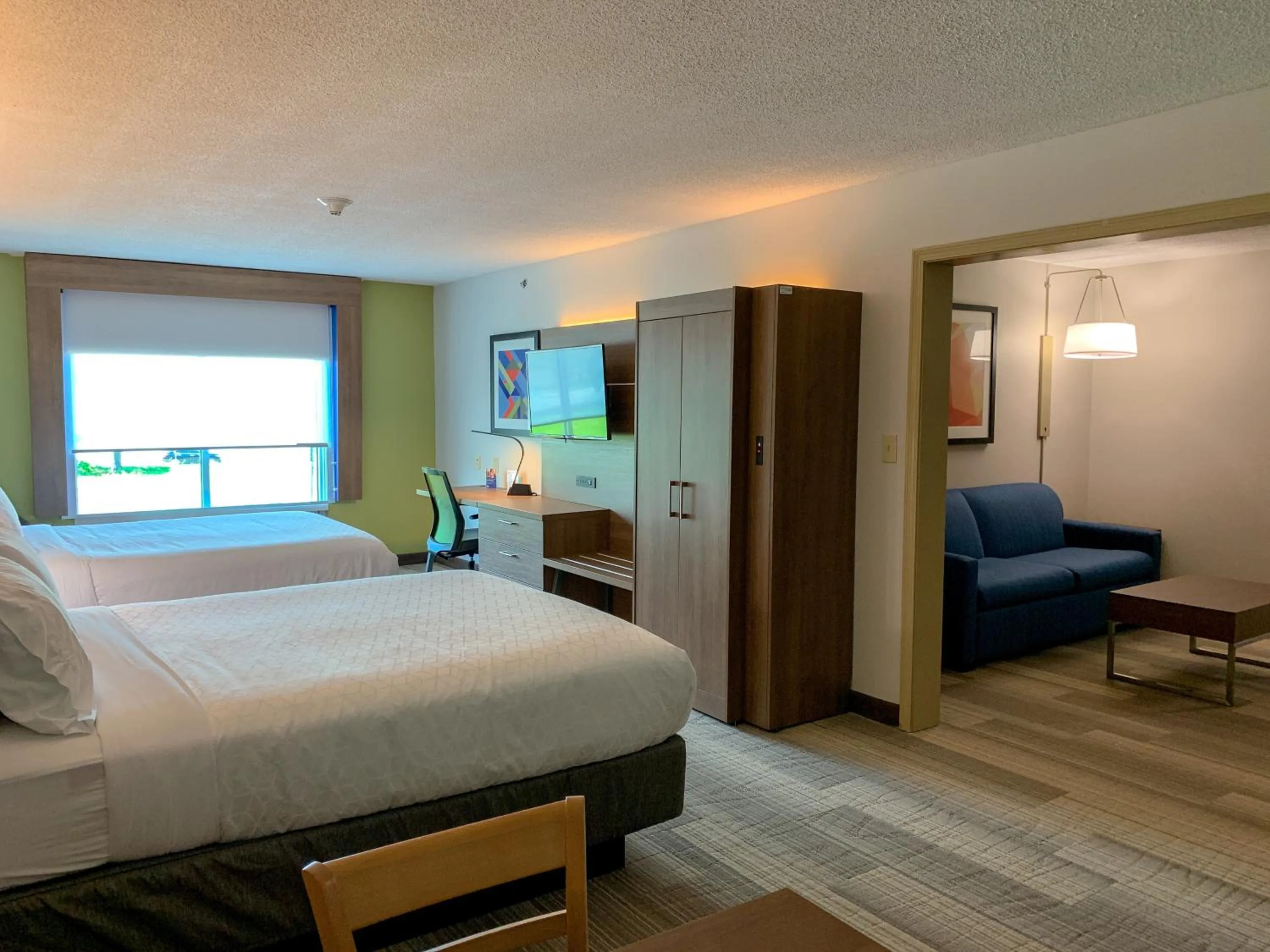 Photo of the whole room, Bed in Holiday Inn Express & Suites Lexington Downtown Area-Keeneland by IHG