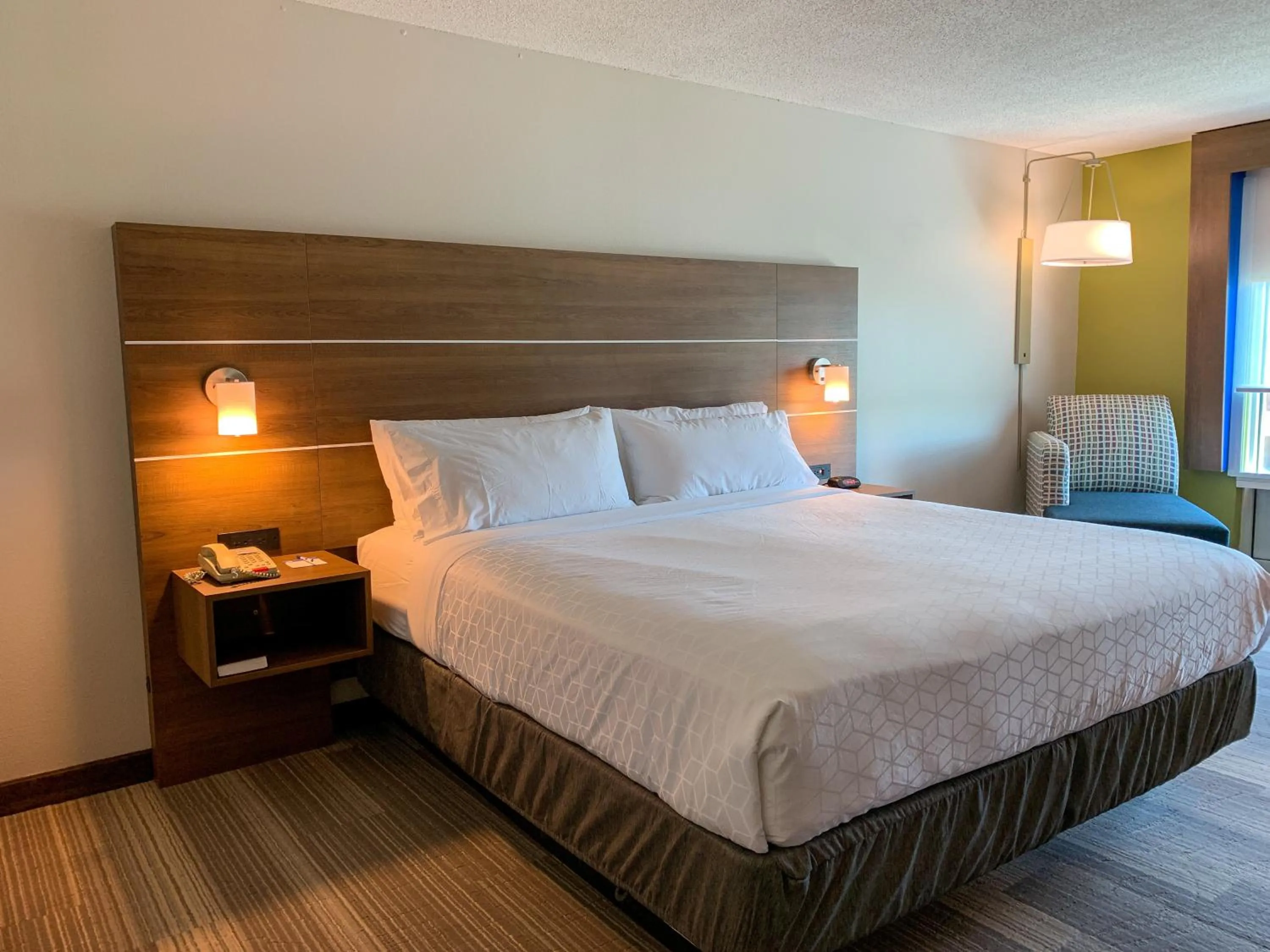 Photo of the whole room, Bed in Holiday Inn Express & Suites Lexington Downtown Area-Keeneland by IHG