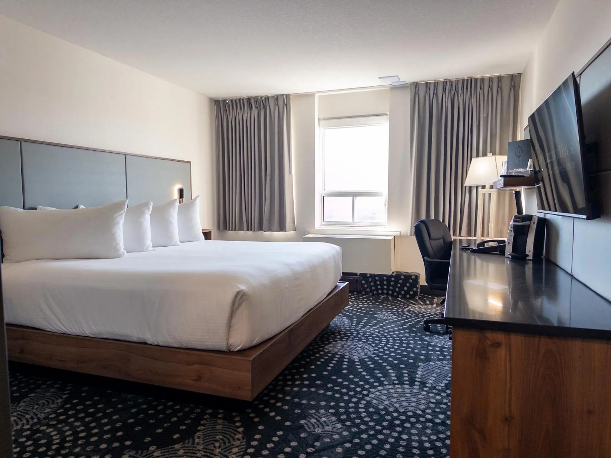 TV and multimedia, Bed in Carriage House Hotel and Conference Centre