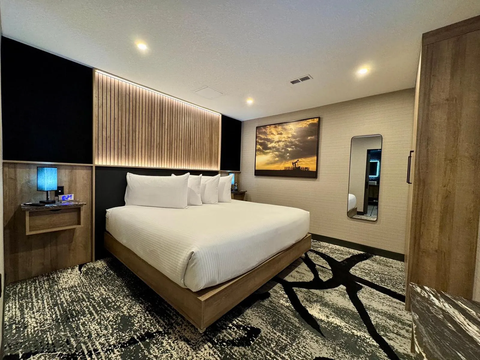 Bed in Carriage House Hotel and Conference Centre