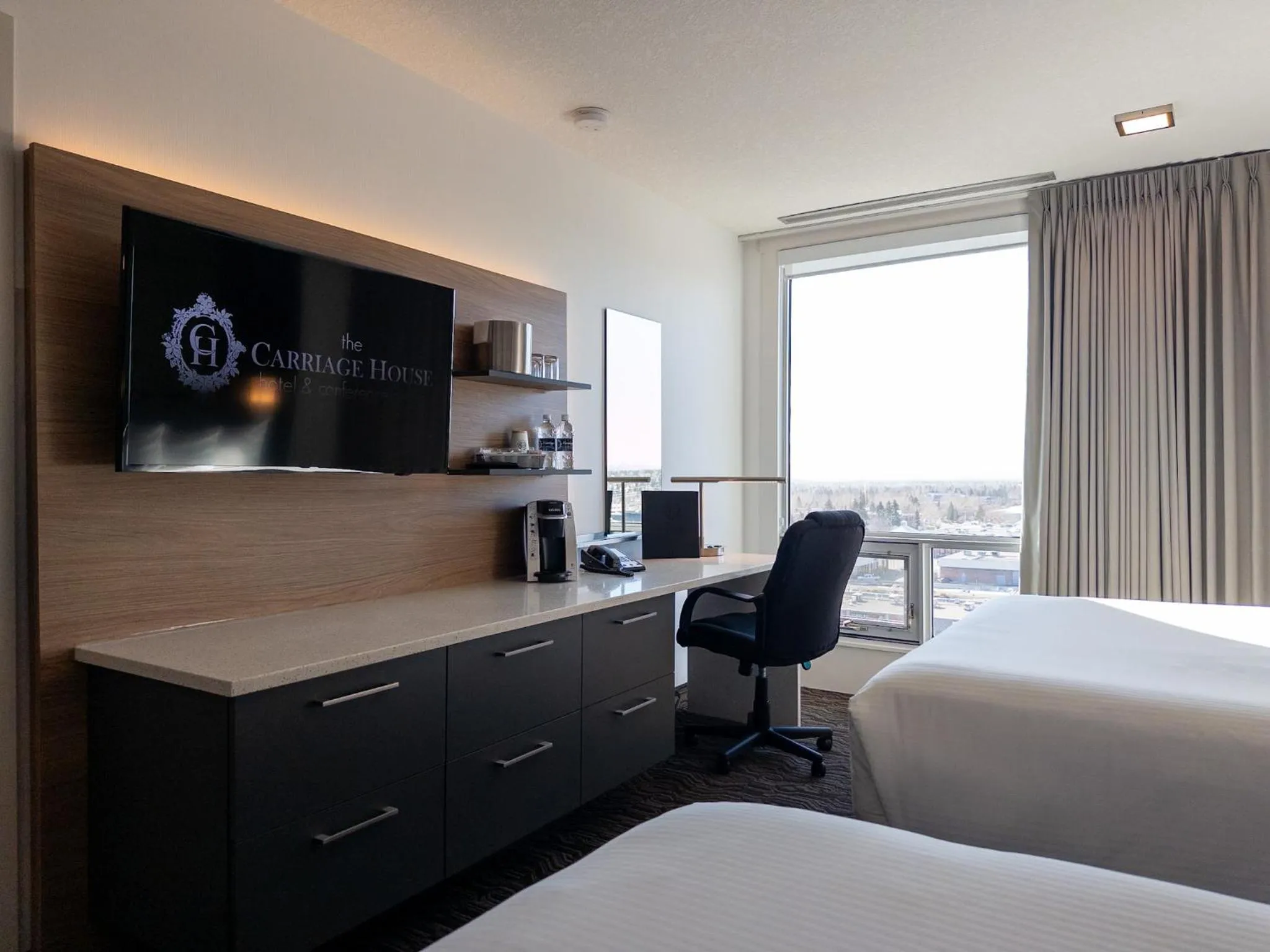 TV and multimedia, Bed in Carriage House Hotel and Conference Centre