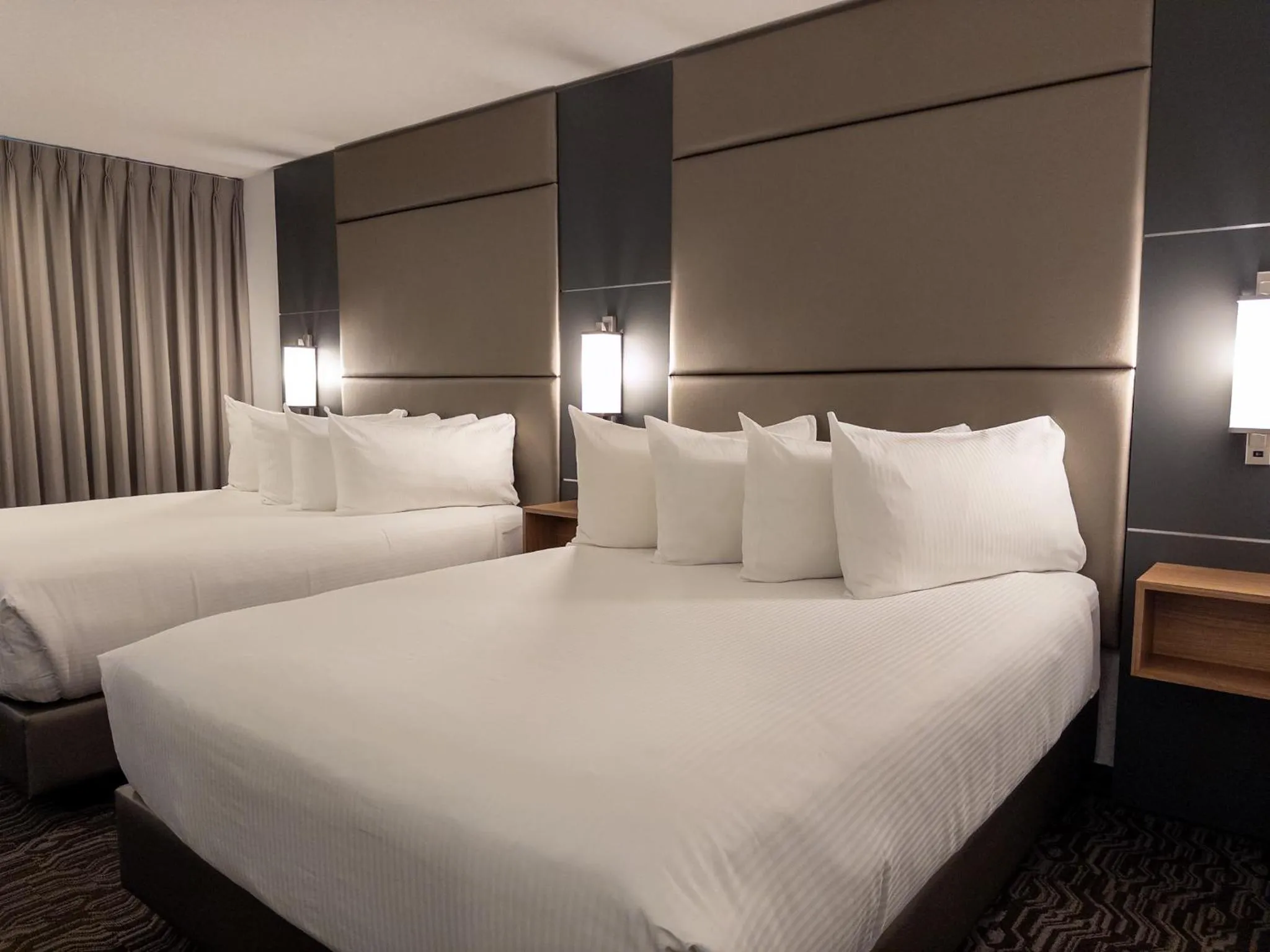 TV and multimedia, Bed in Carriage House Hotel and Conference Centre