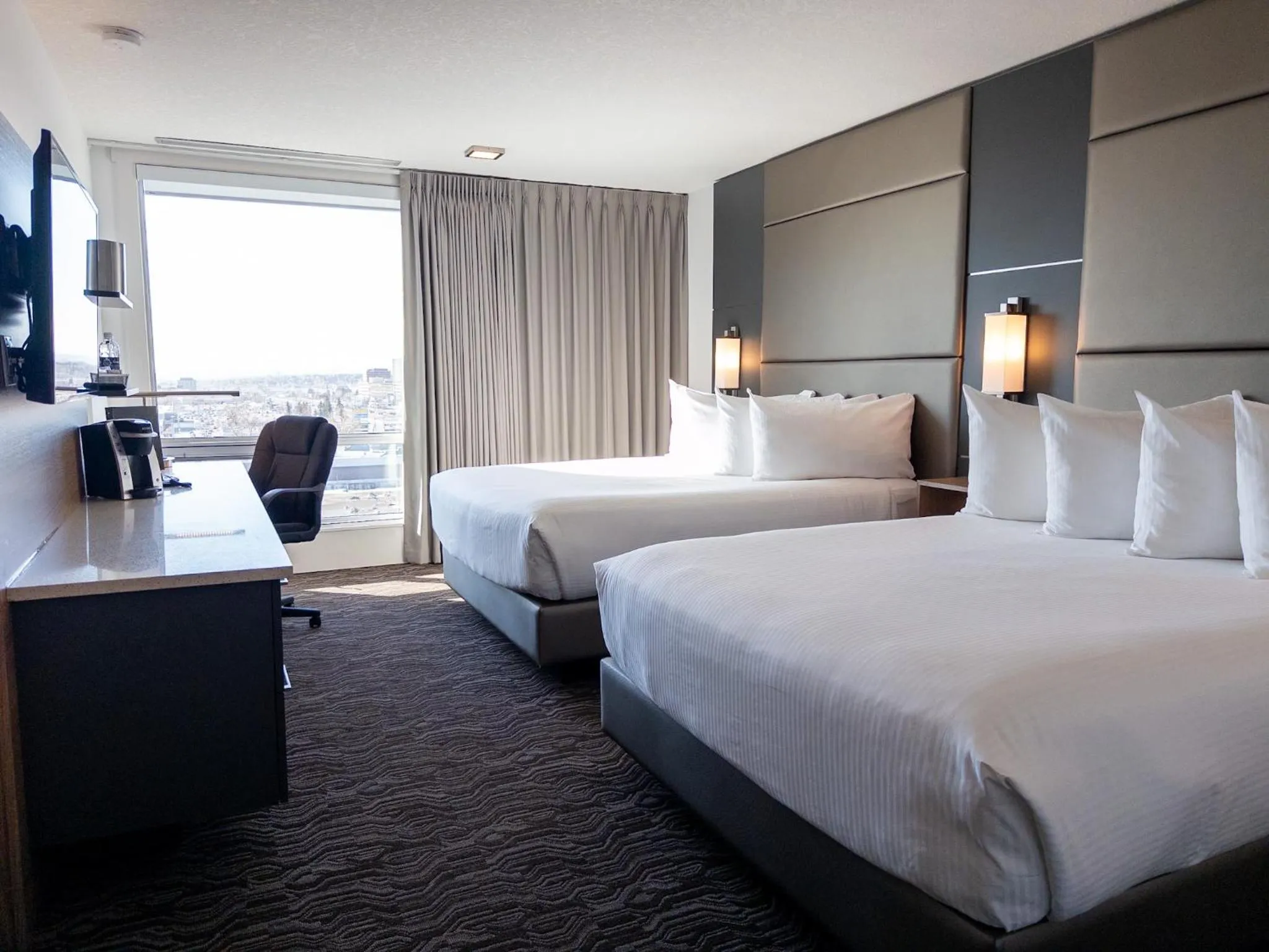 TV and multimedia, Bed in Carriage House Hotel and Conference Centre