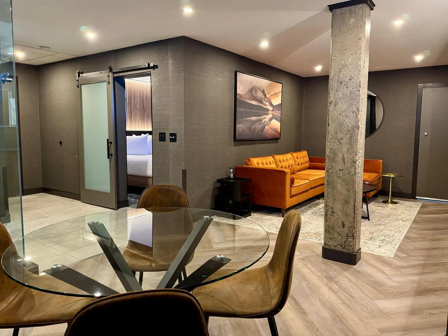 Living room in Carriage House Hotel and Conference Centre