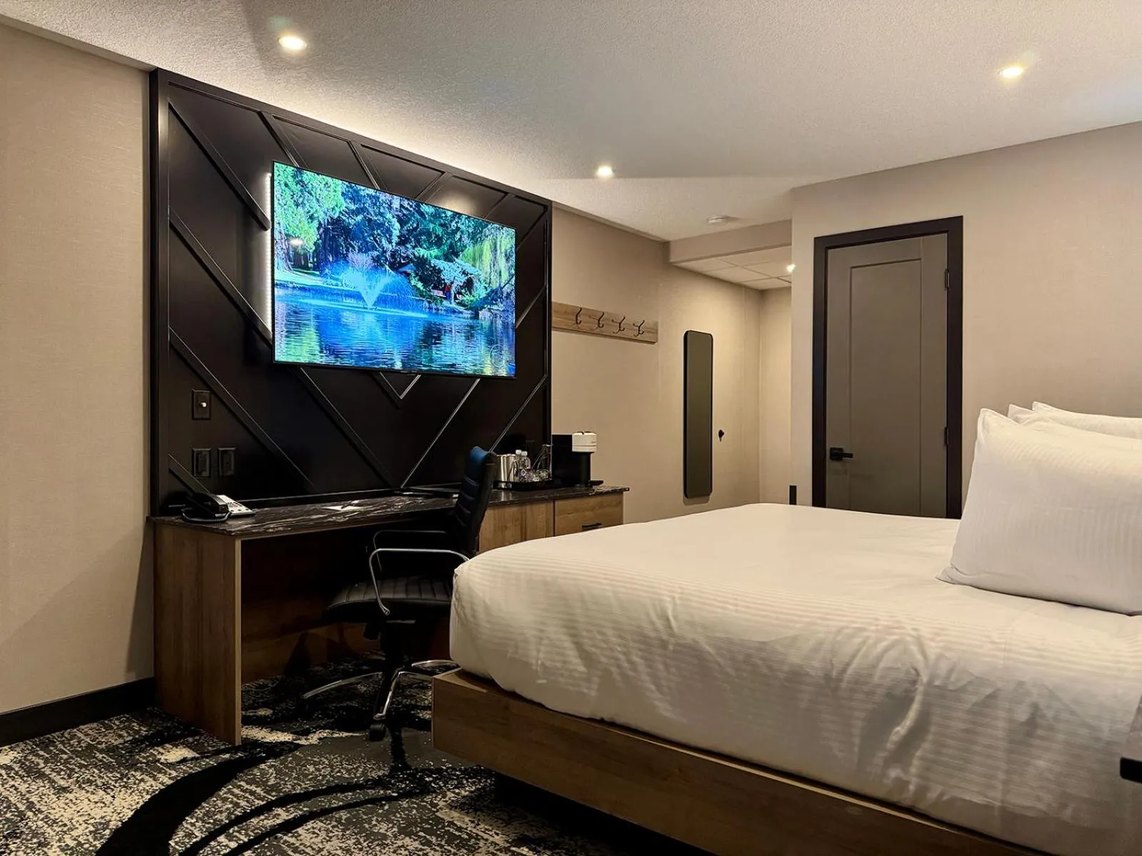 Bed in Carriage House Hotel and Conference Centre