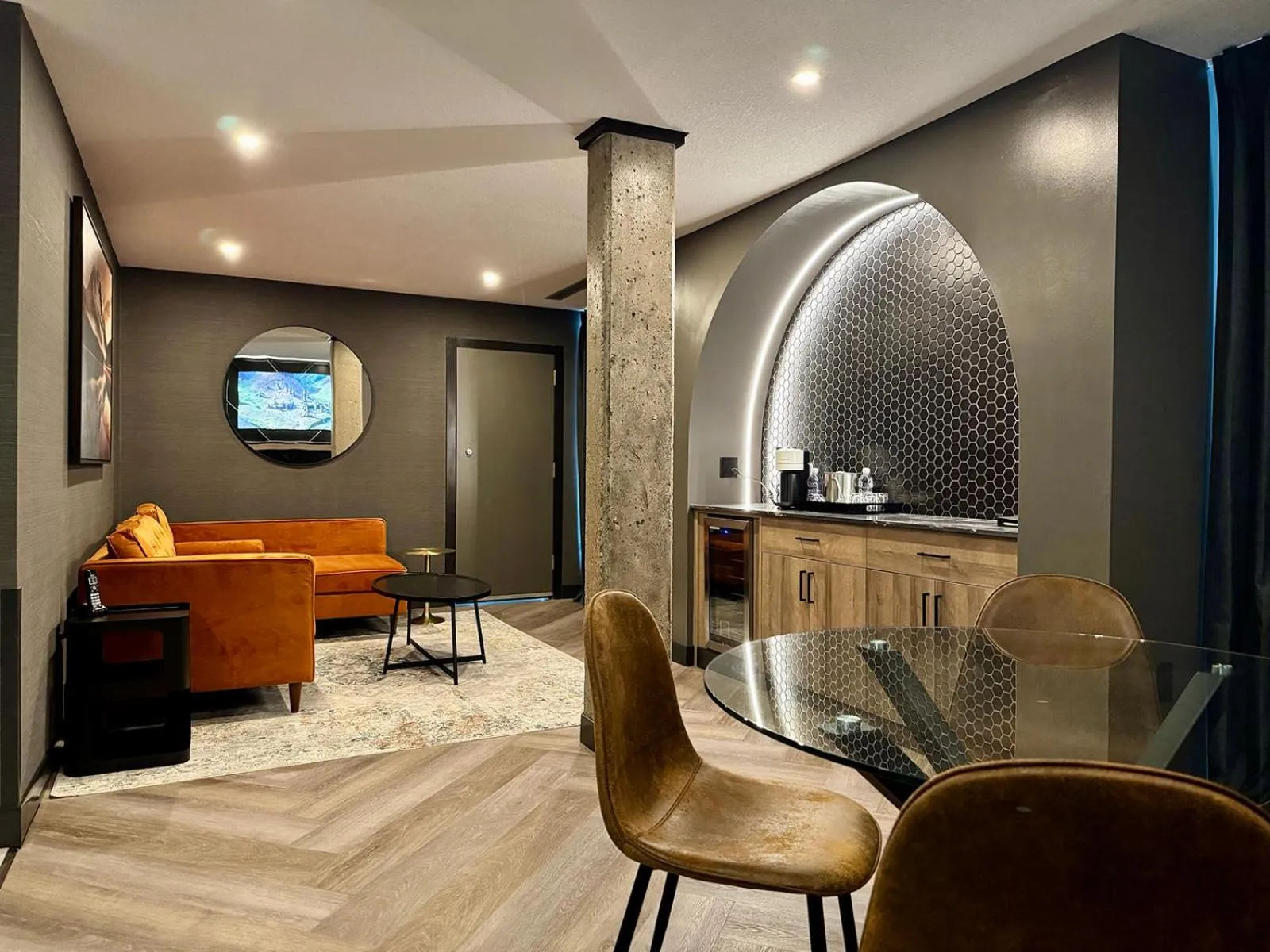 Living room in Carriage House Hotel and Conference Centre