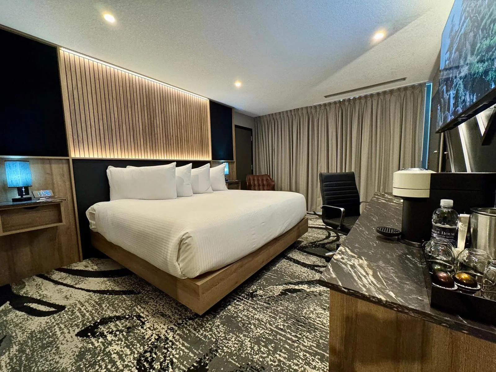 Bed in Carriage House Hotel and Conference Centre