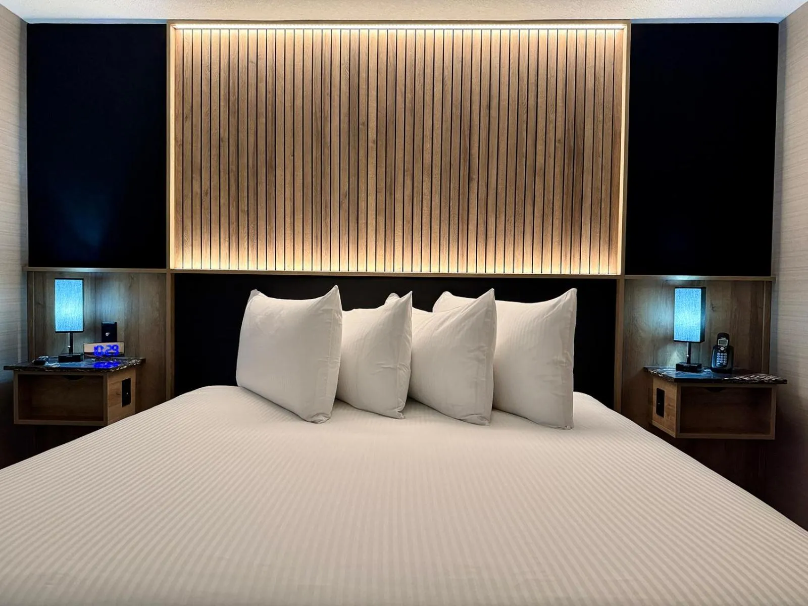 Bed in Carriage House Hotel and Conference Centre