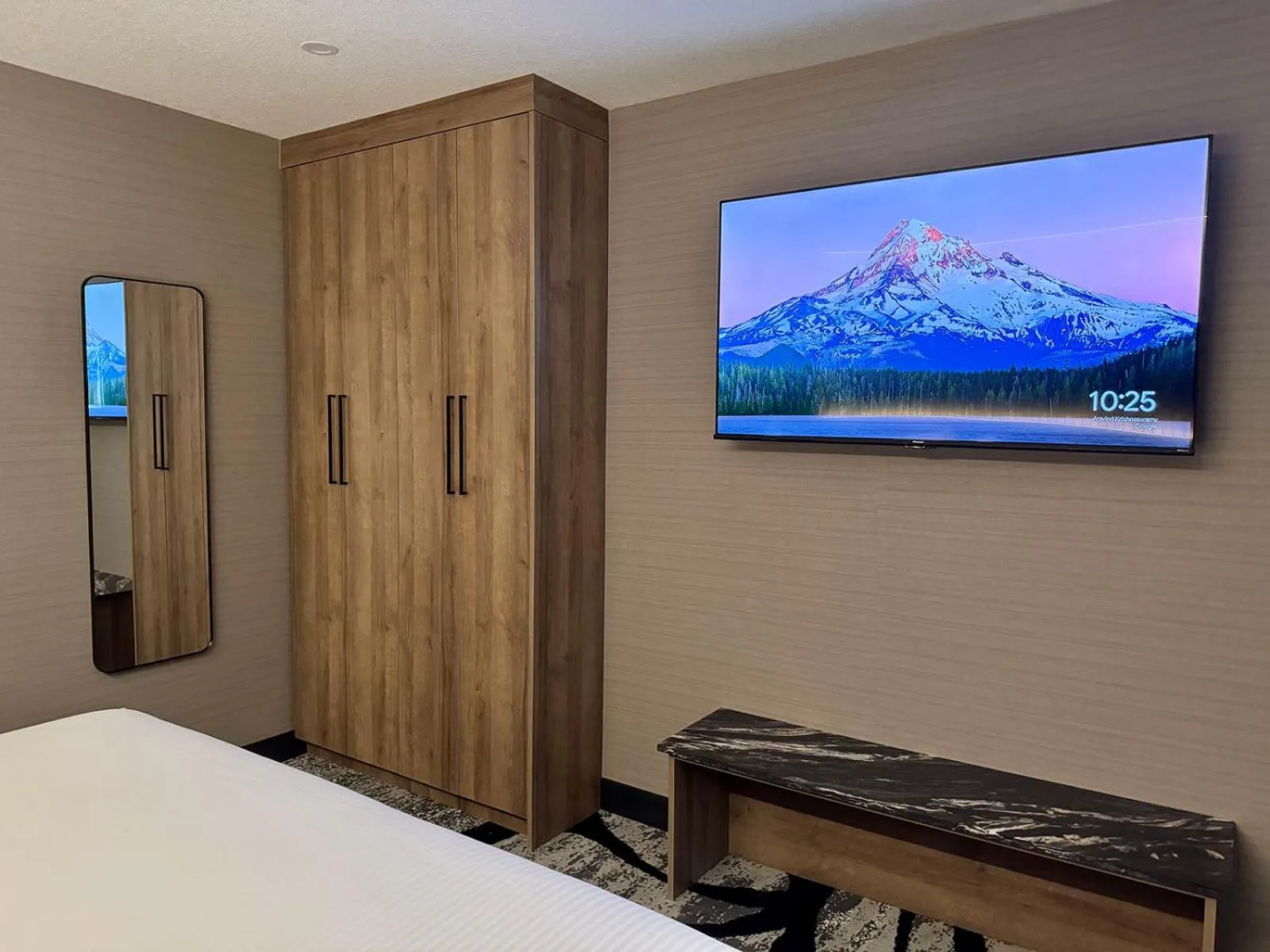 Bed in Carriage House Hotel and Conference Centre