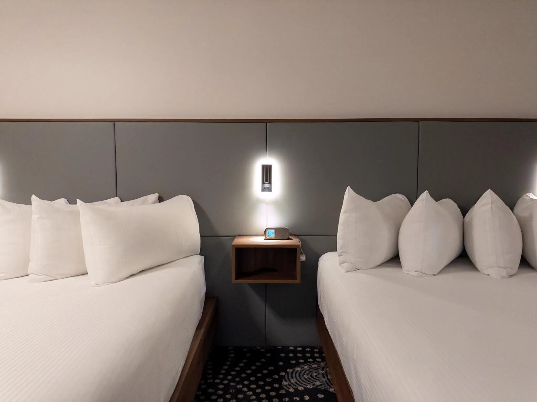 TV and multimedia, Bed in Carriage House Hotel and Conference Centre