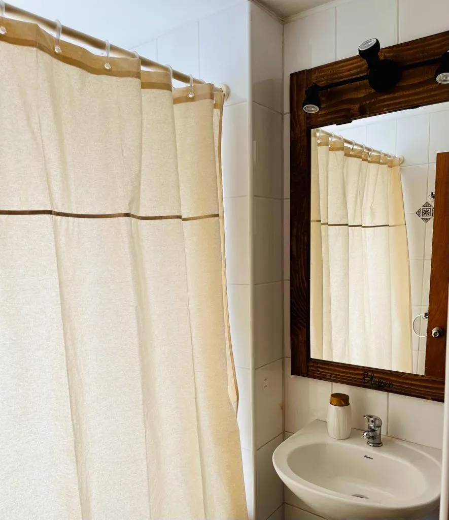 Shower in Blumen Hotel