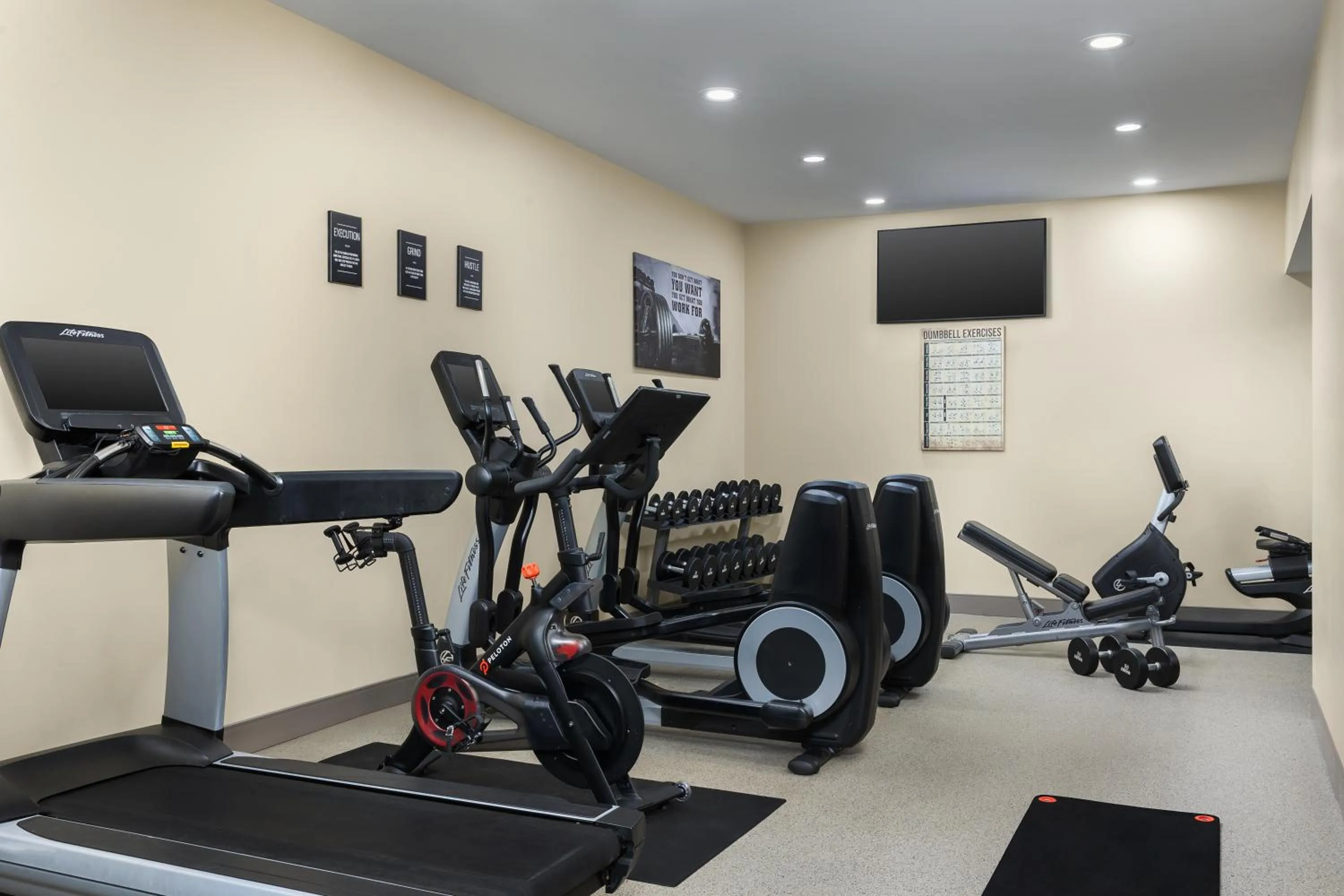 Fitness centre/facilities in DoubleTree by Hilton Cincinnati Airport