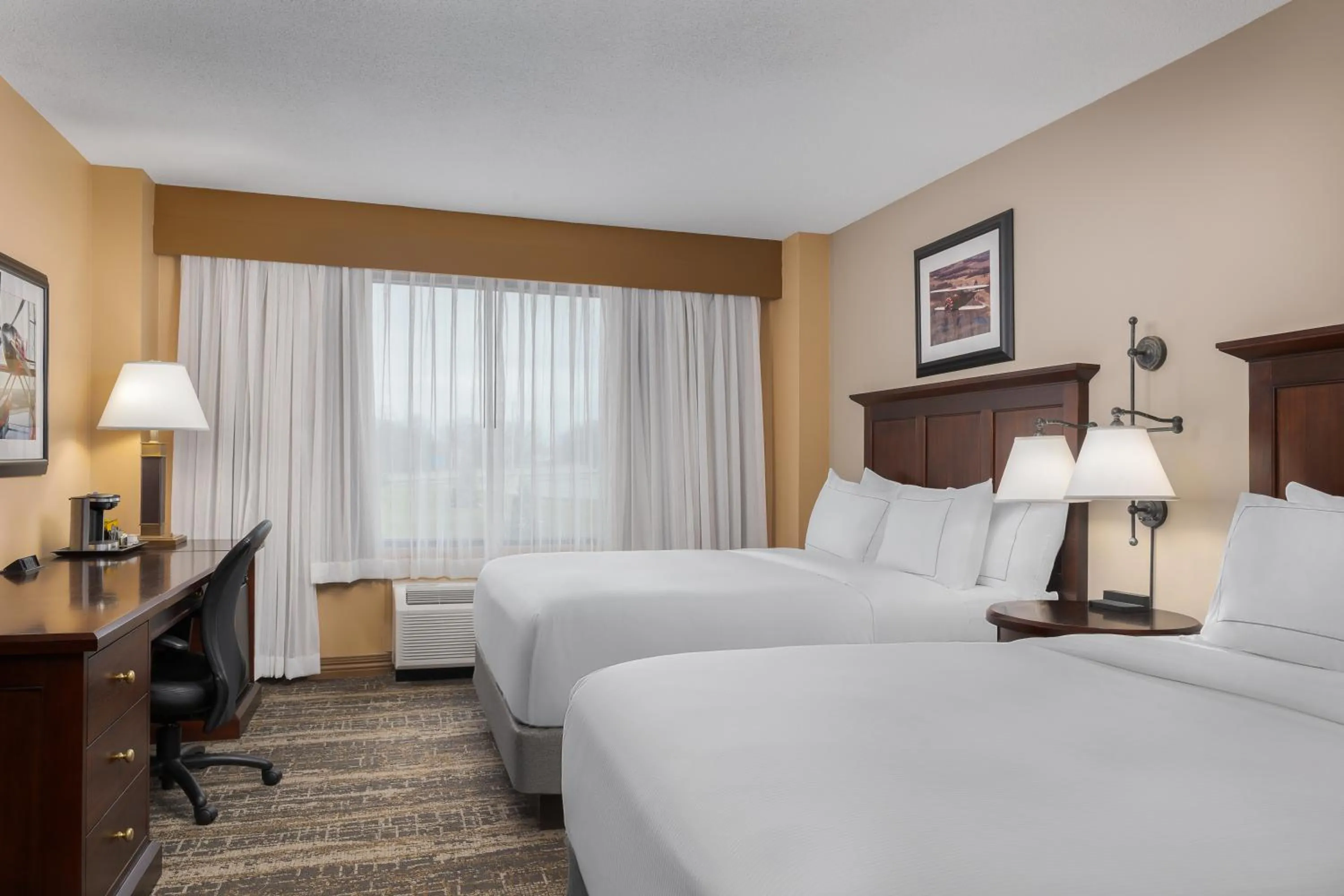 Bedroom, Bed in DoubleTree by Hilton Cincinnati Airport