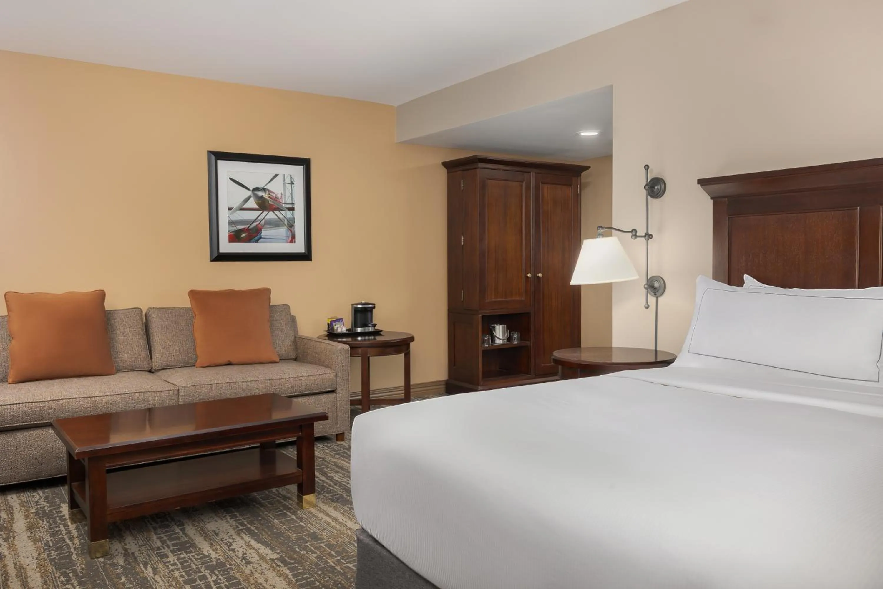 Bedroom, Bed in DoubleTree by Hilton Cincinnati Airport