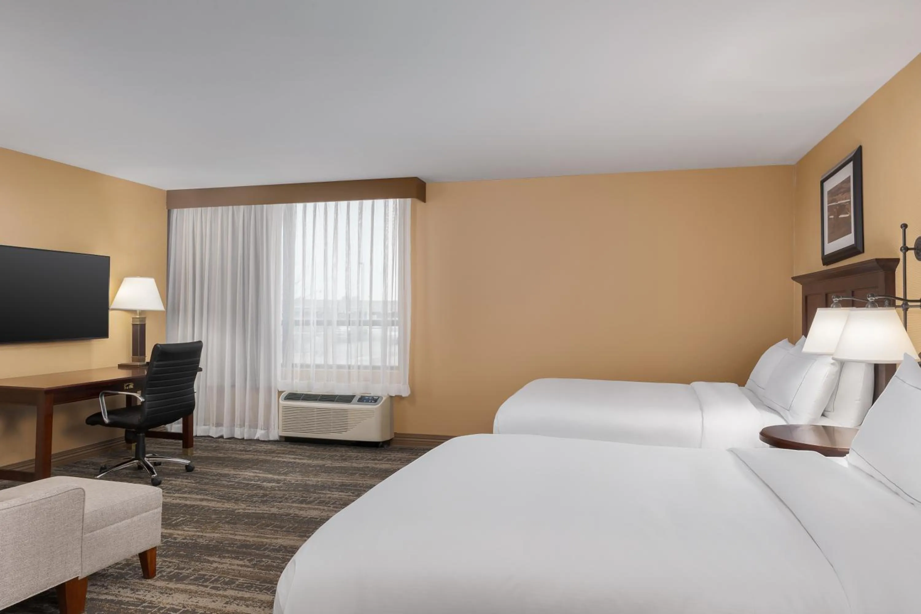 Bedroom, Bed in DoubleTree by Hilton Cincinnati Airport