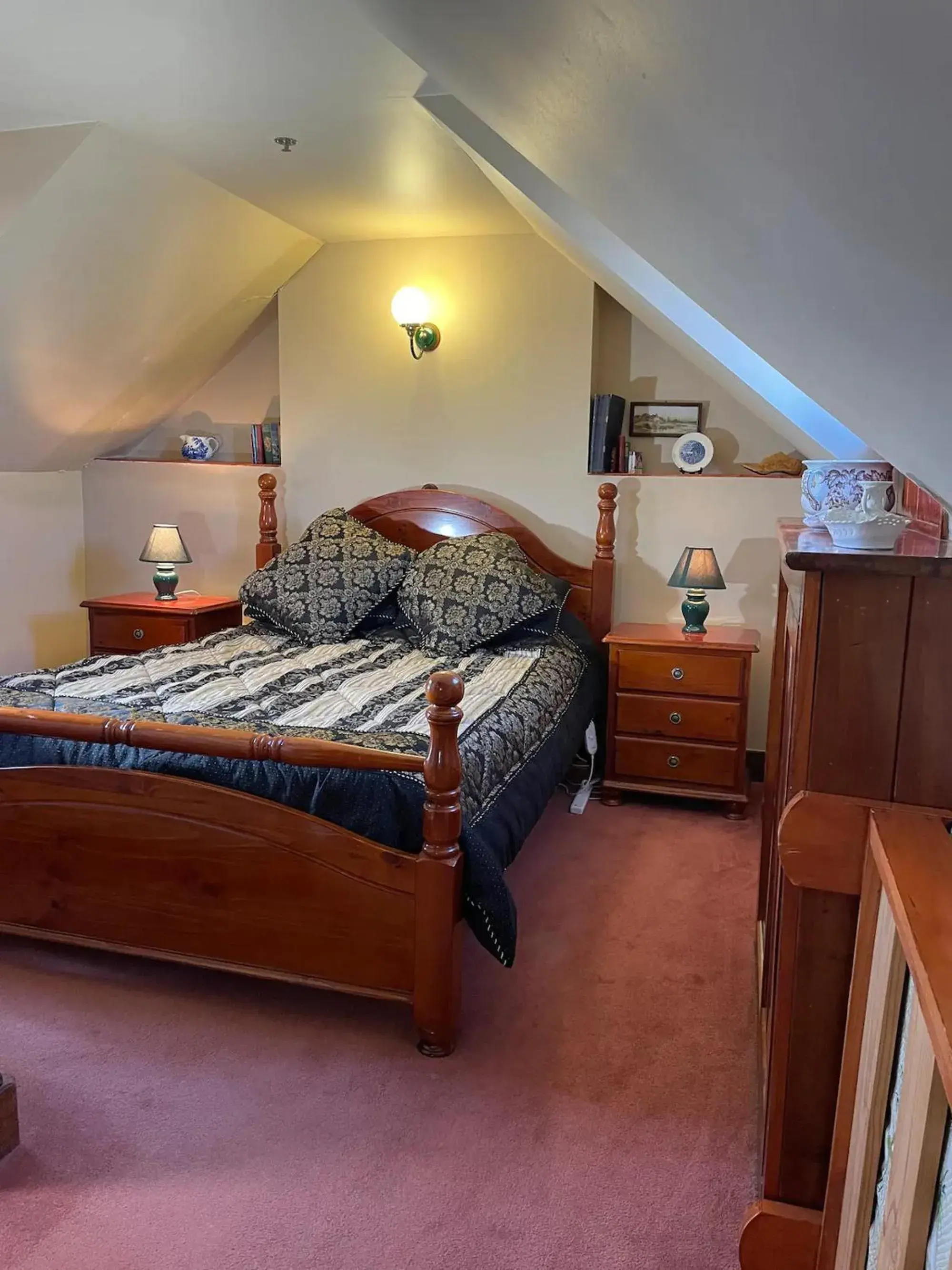 Queen Room - Upstairs Loft in Sorell Barracks Queen Room - Upstairs Loft in Sorell Barracks