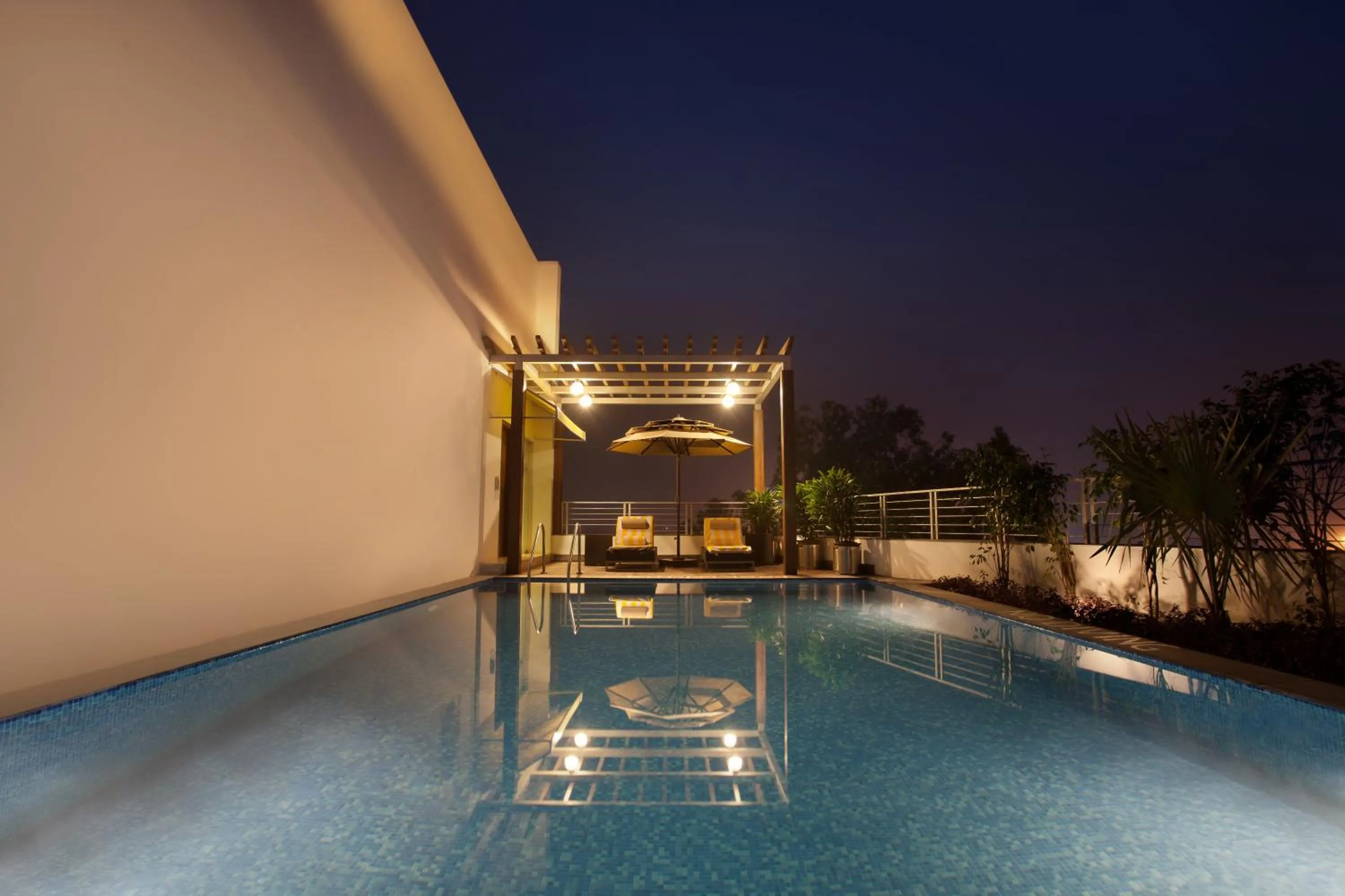 Swimming pool in Lemon Tree Hotel Chennai