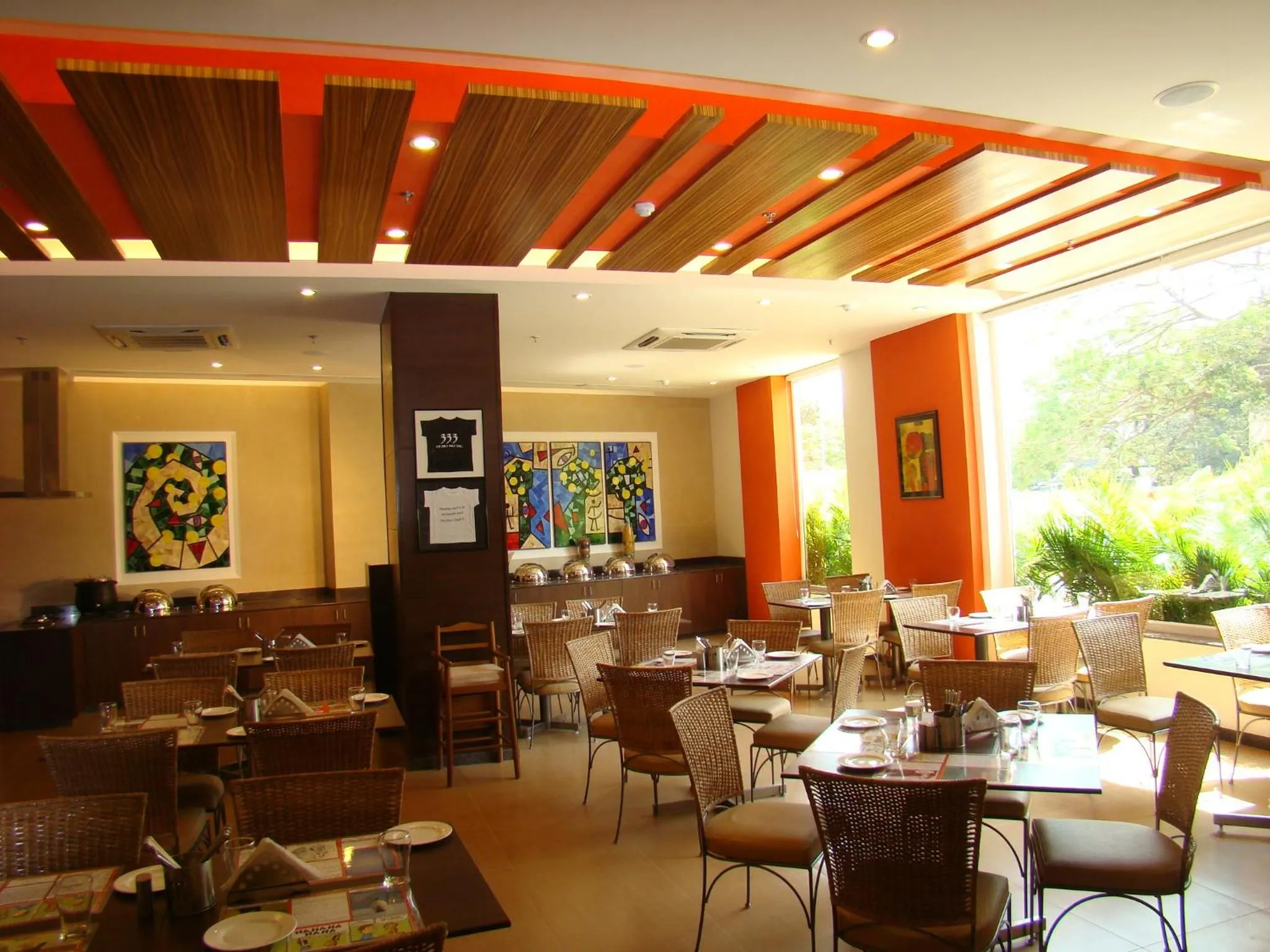 Restaurant/places to eat in Lemon Tree Hotel Chennai