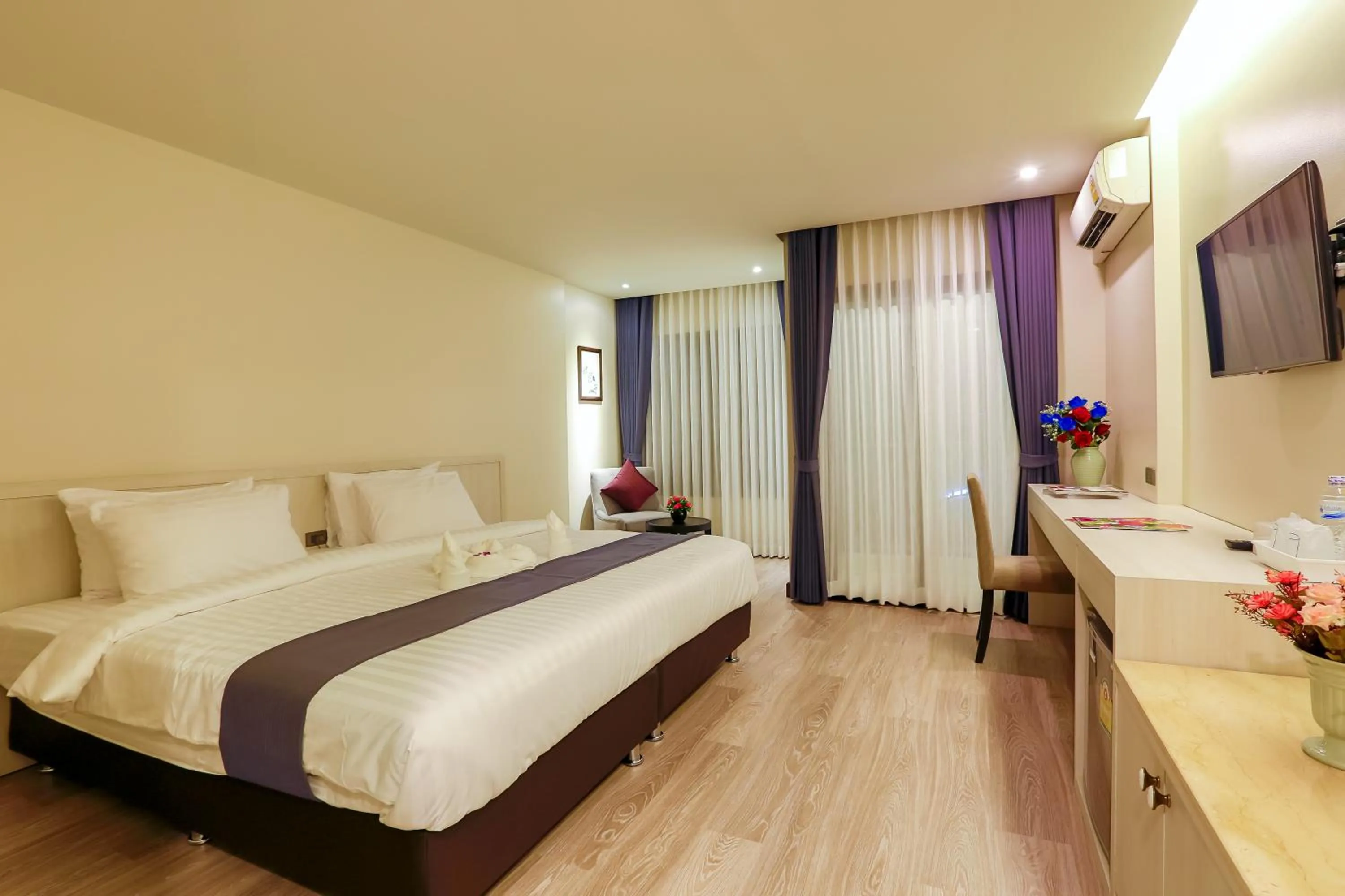 Photo of the whole room, Bed in Rung Aroon Hotel By Le Siri