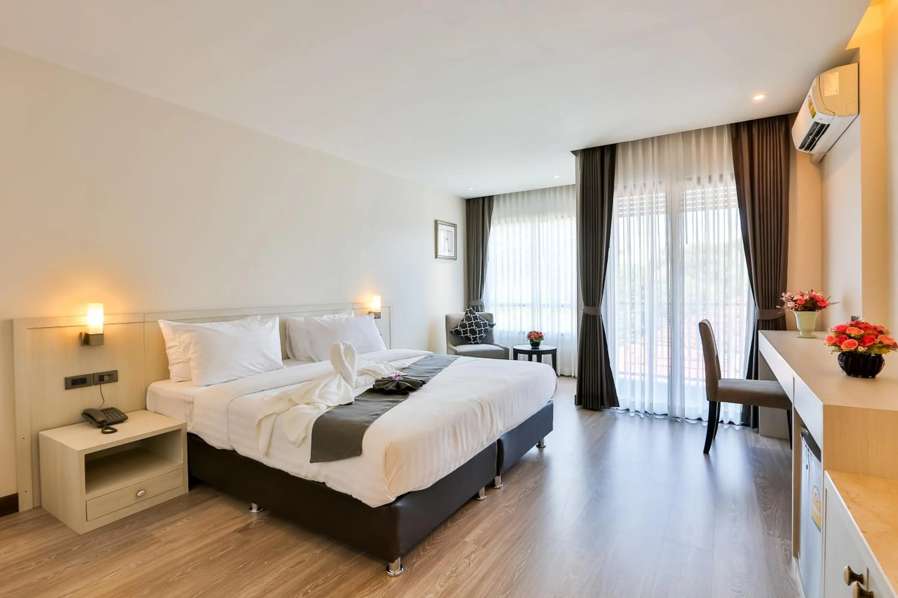 Photo of the whole room, Bed in Rung Aroon Hotel By Le Siri