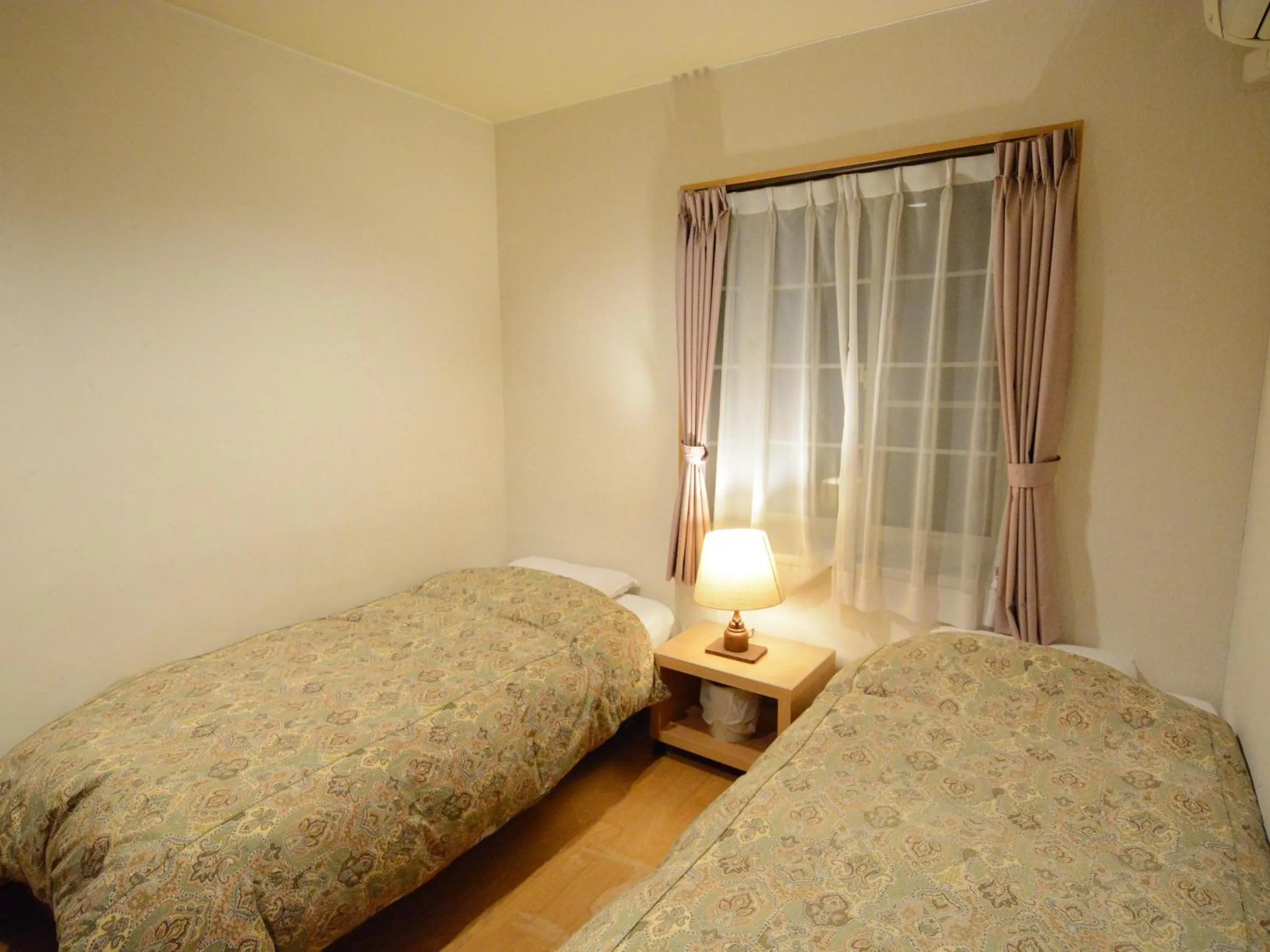 Photo of the whole room, Bed in Pension Avenue