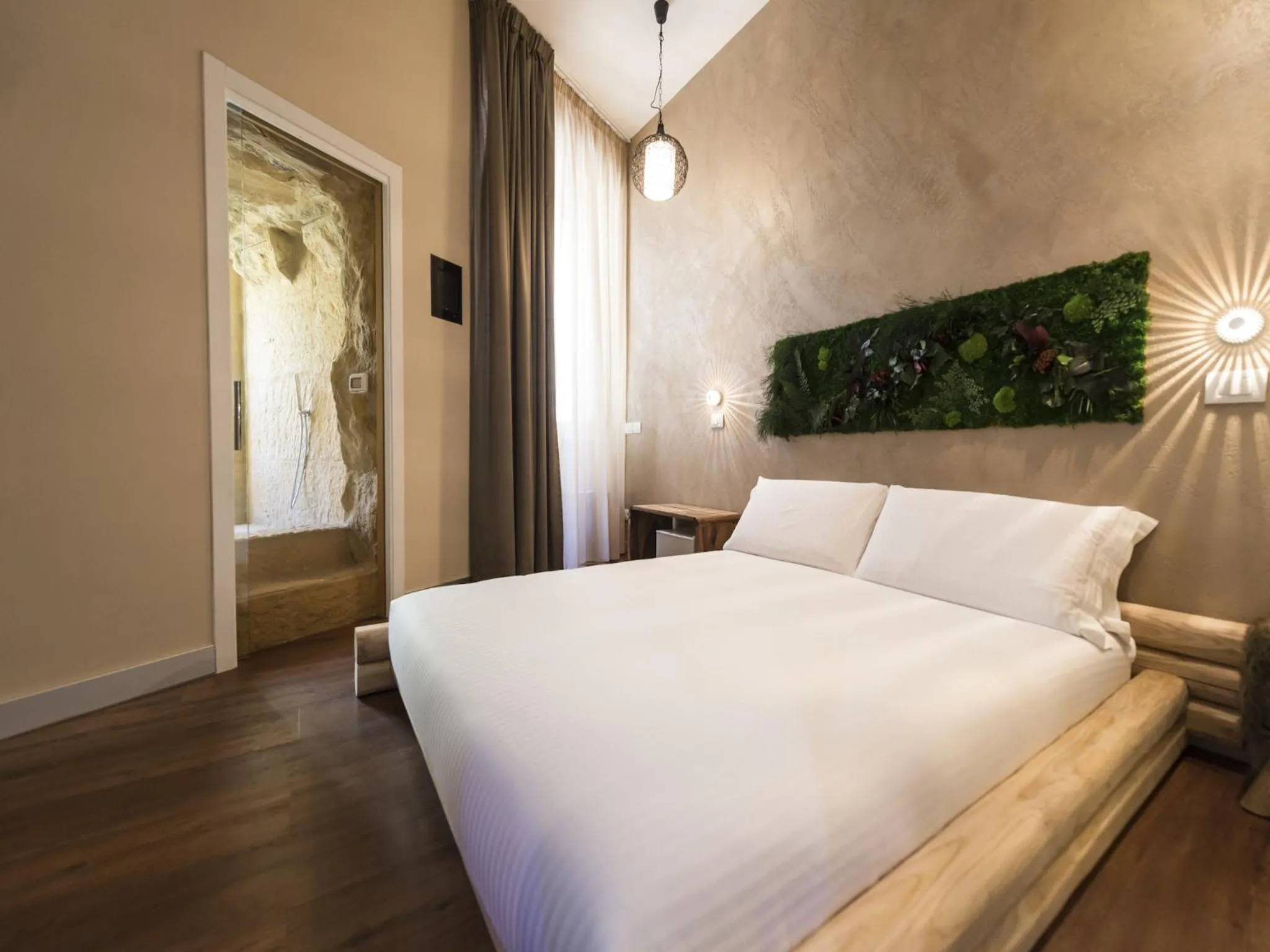 Photo of the whole room, Bed in iRooms Central Station