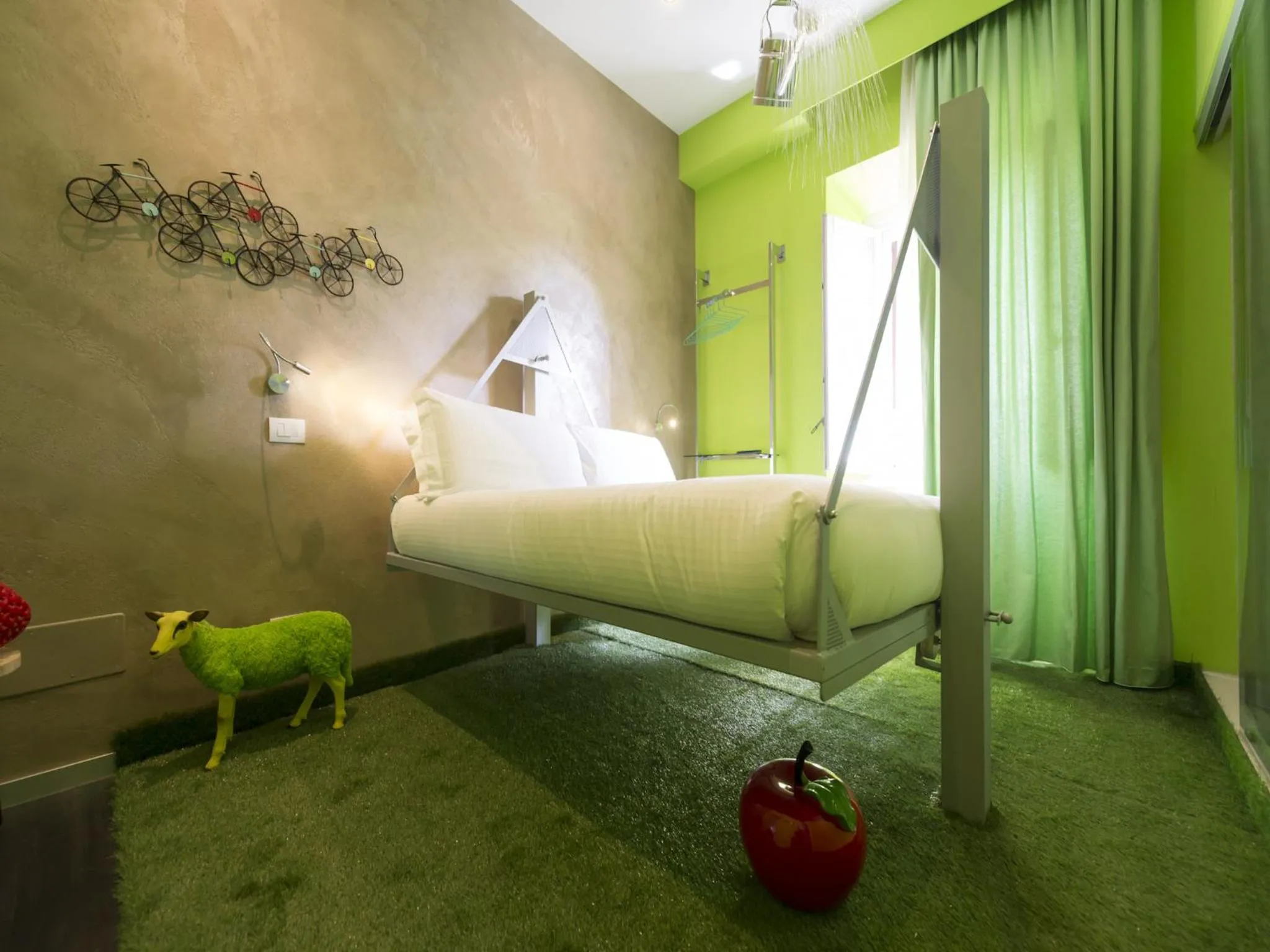 Photo of the whole room, Bed in iRooms Central Station