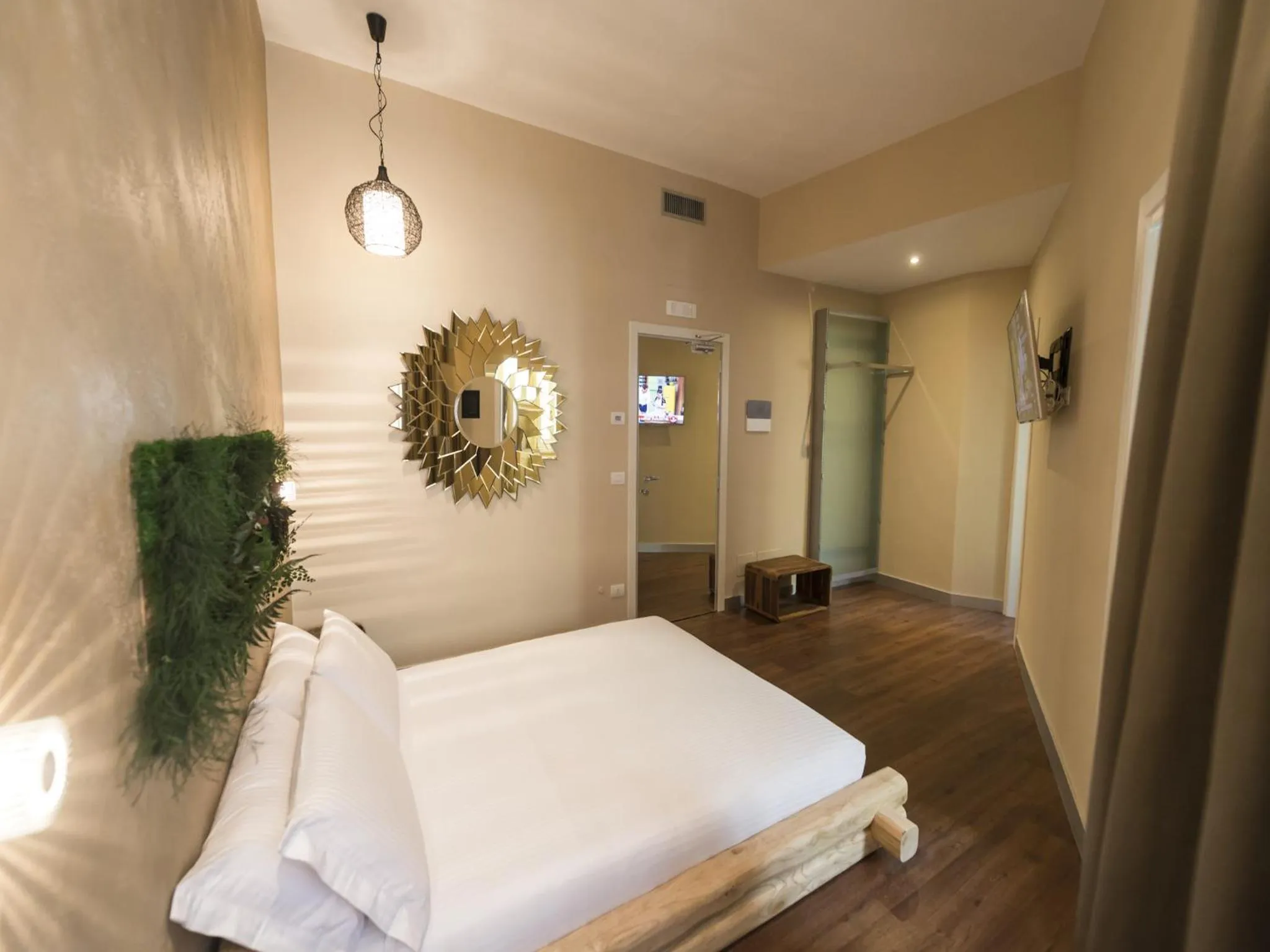 Photo of the whole room, Bed in iRooms Central Station