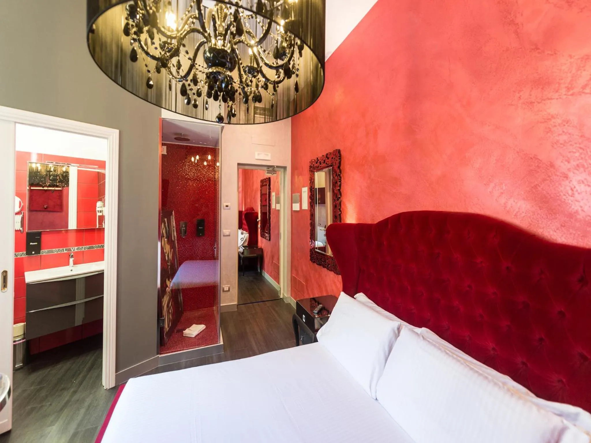 Photo of the whole room, Bed in iRooms Central Station