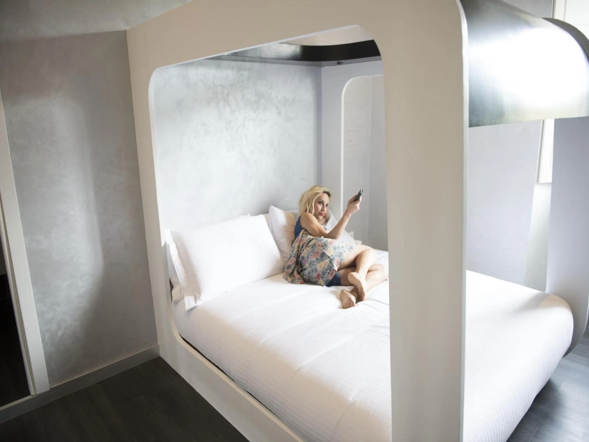 Photo of the whole room, Bed in iRooms Central Station