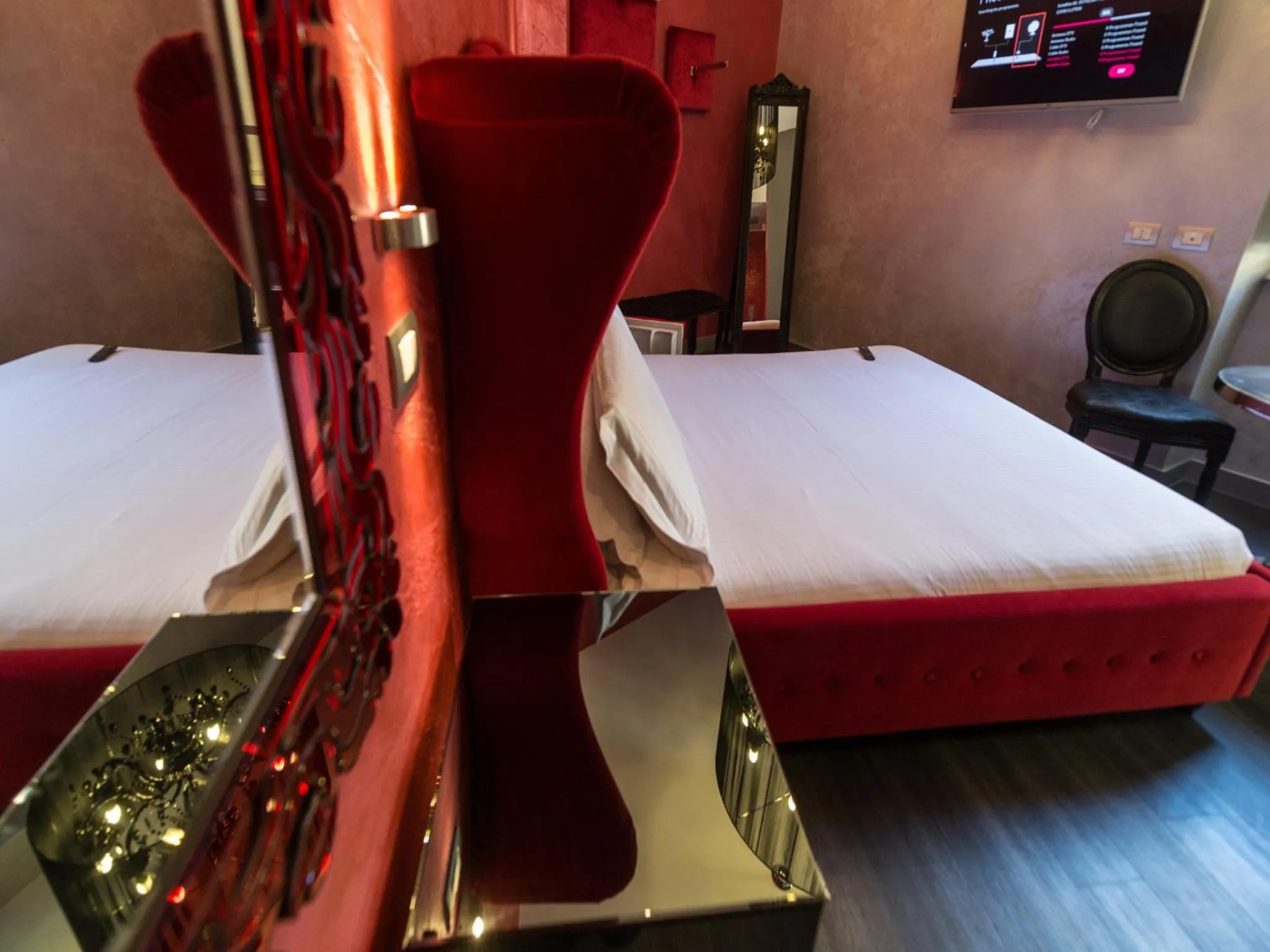 Photo of the whole room, Bed in iRooms Central Station