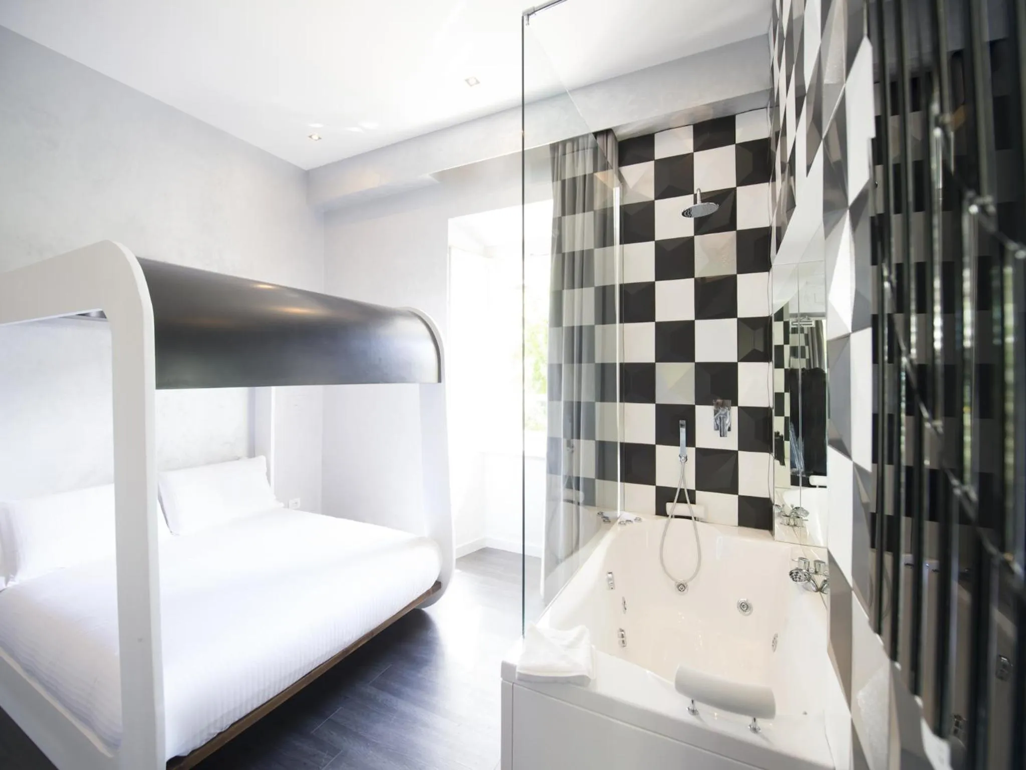 Photo of the whole room, Bed in iRooms Central Station