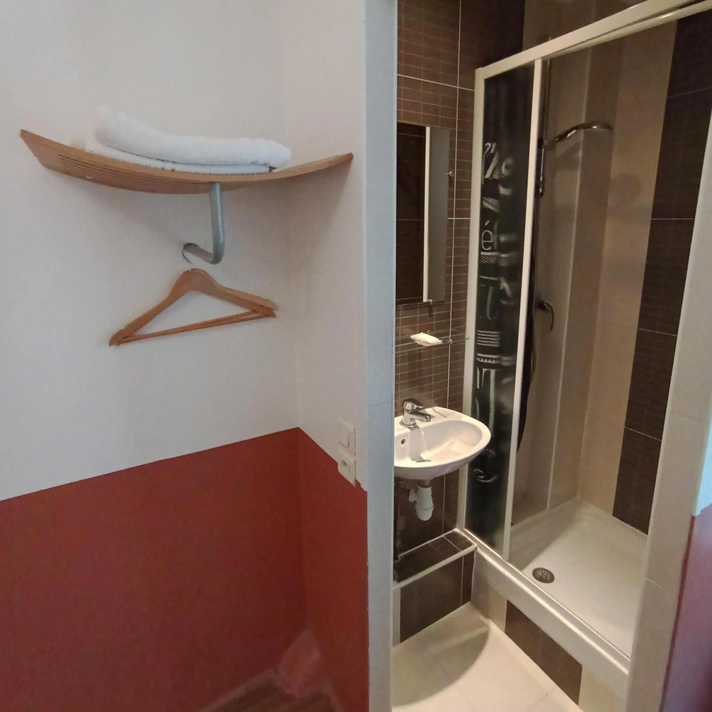 Bathroom in Caulaincourt Montmartre by Hiphophostels