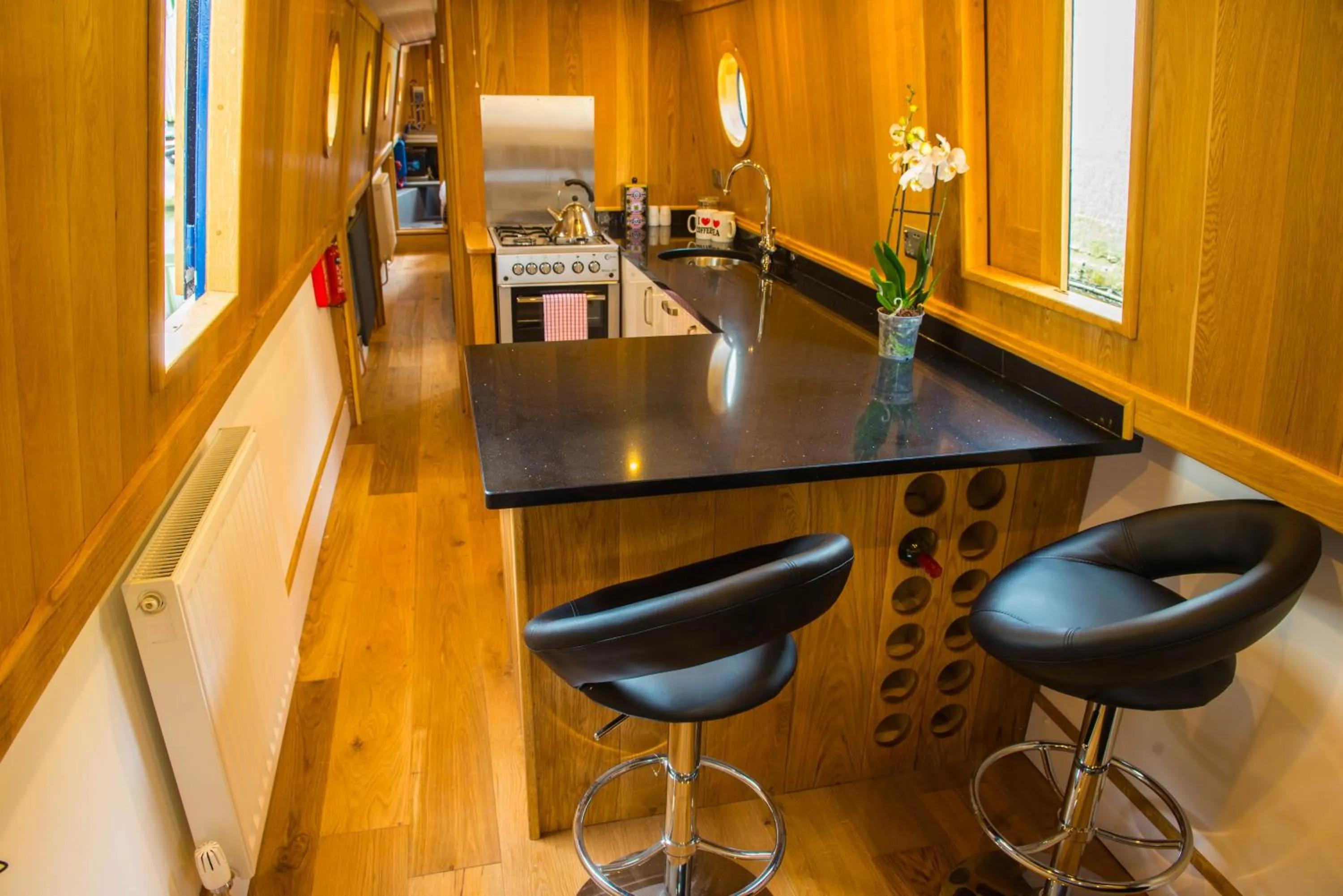 Kitchen or kitchenette in Narrowboat Puzzle