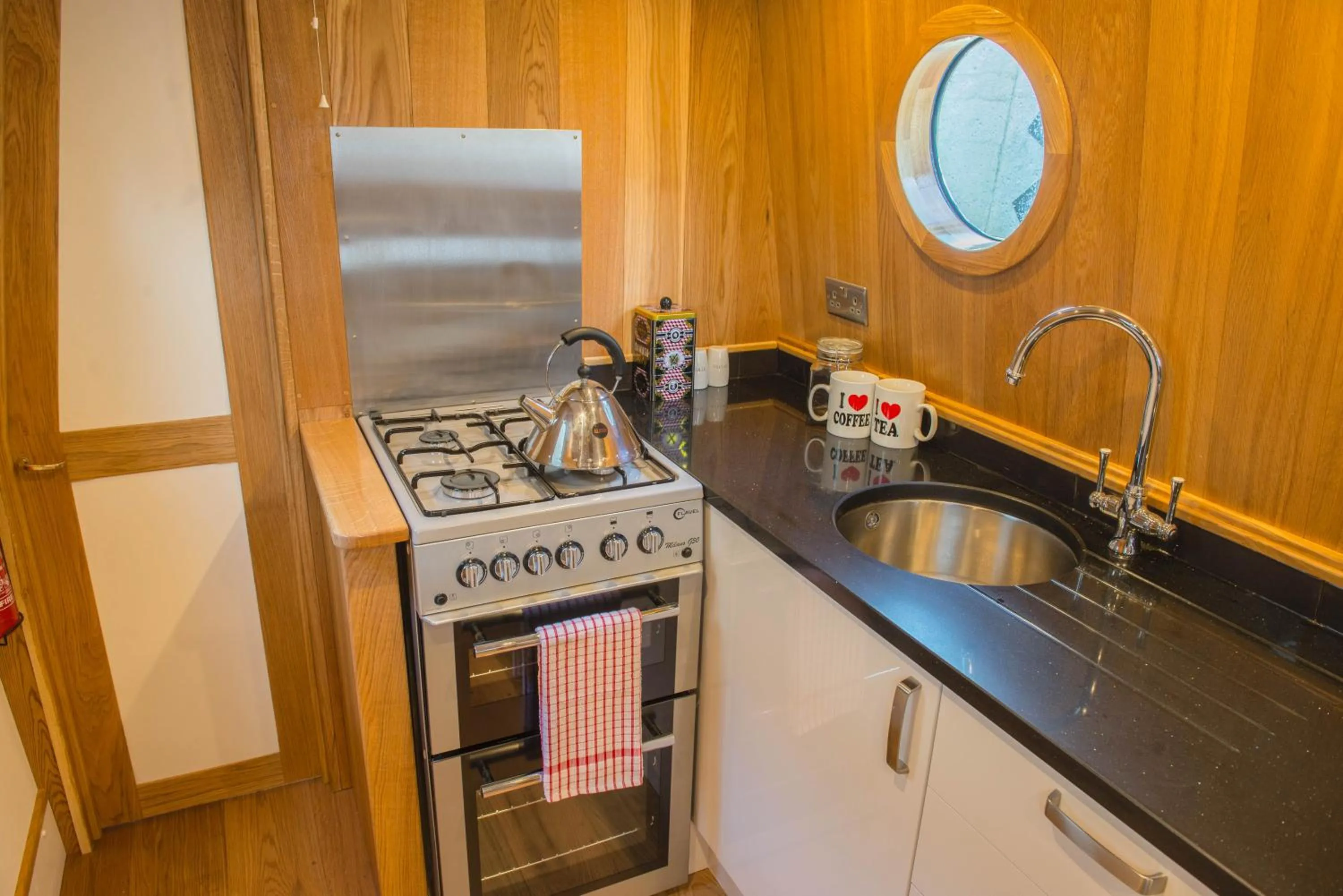 Coffee/tea facilities in Narrowboat Puzzle