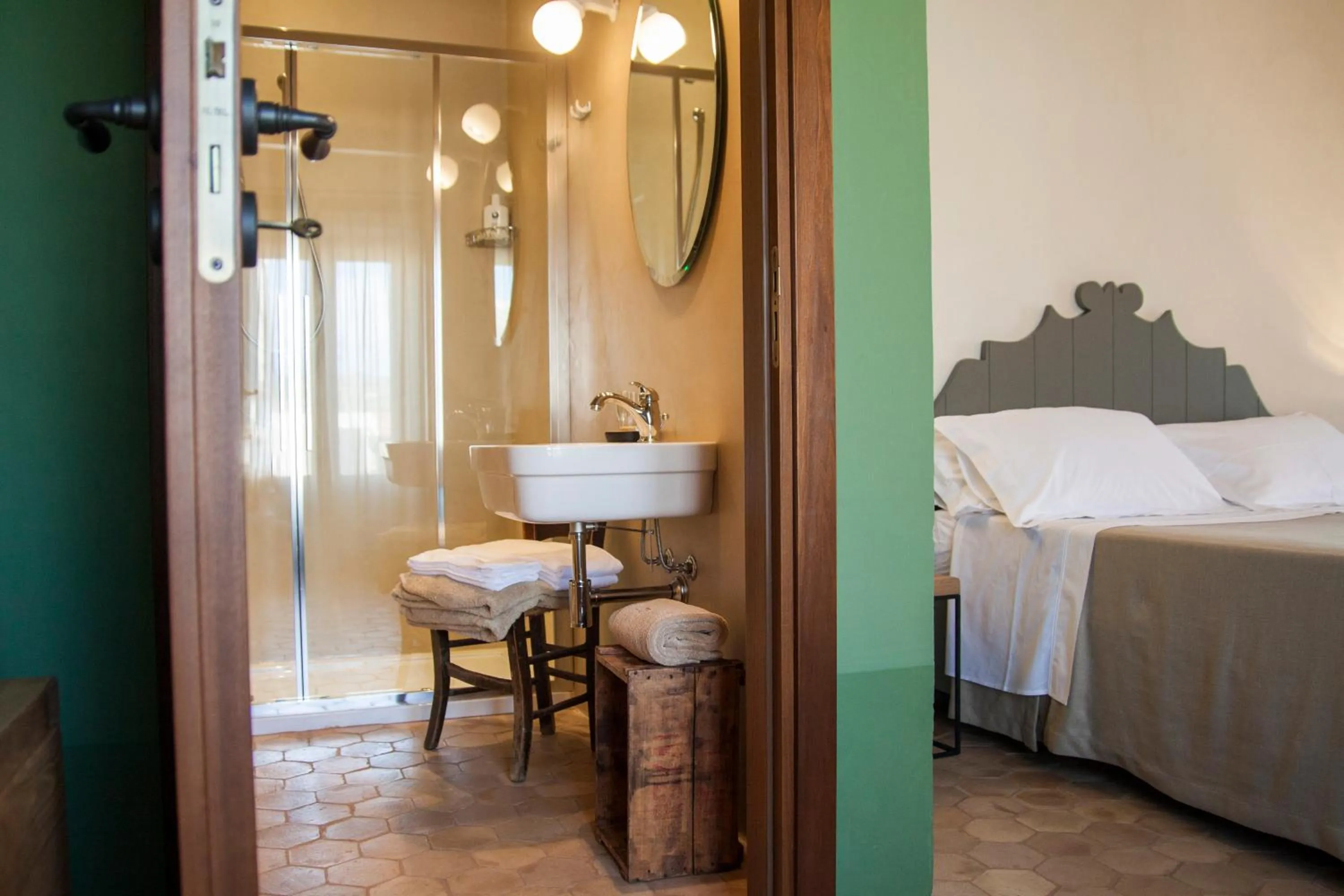 Shower, Bed in Resort Fontes Episcopi