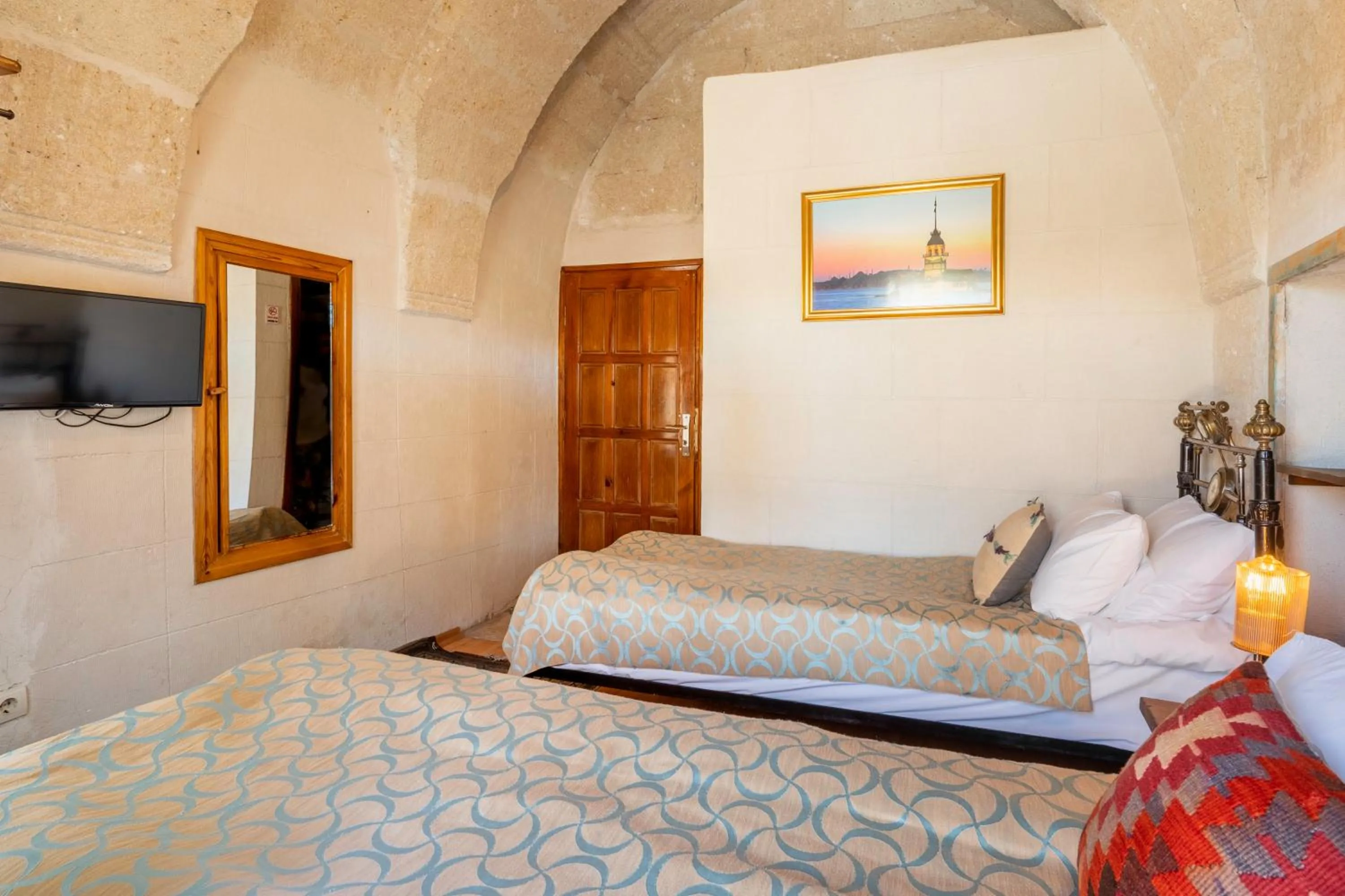 TV and multimedia, Bed in Nomads Cave Hotel & Rooftop