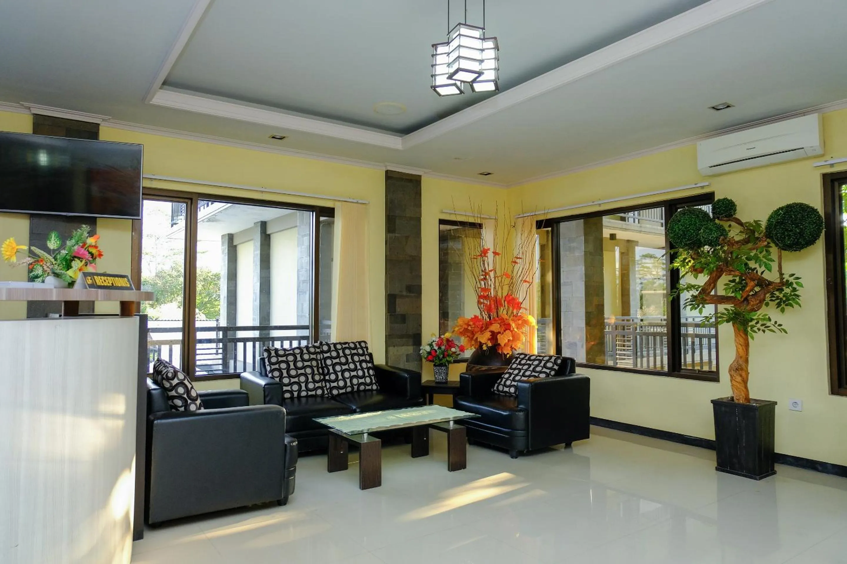 Lobby or reception in Capital O 887 Green Hill Hotel And Convention Center