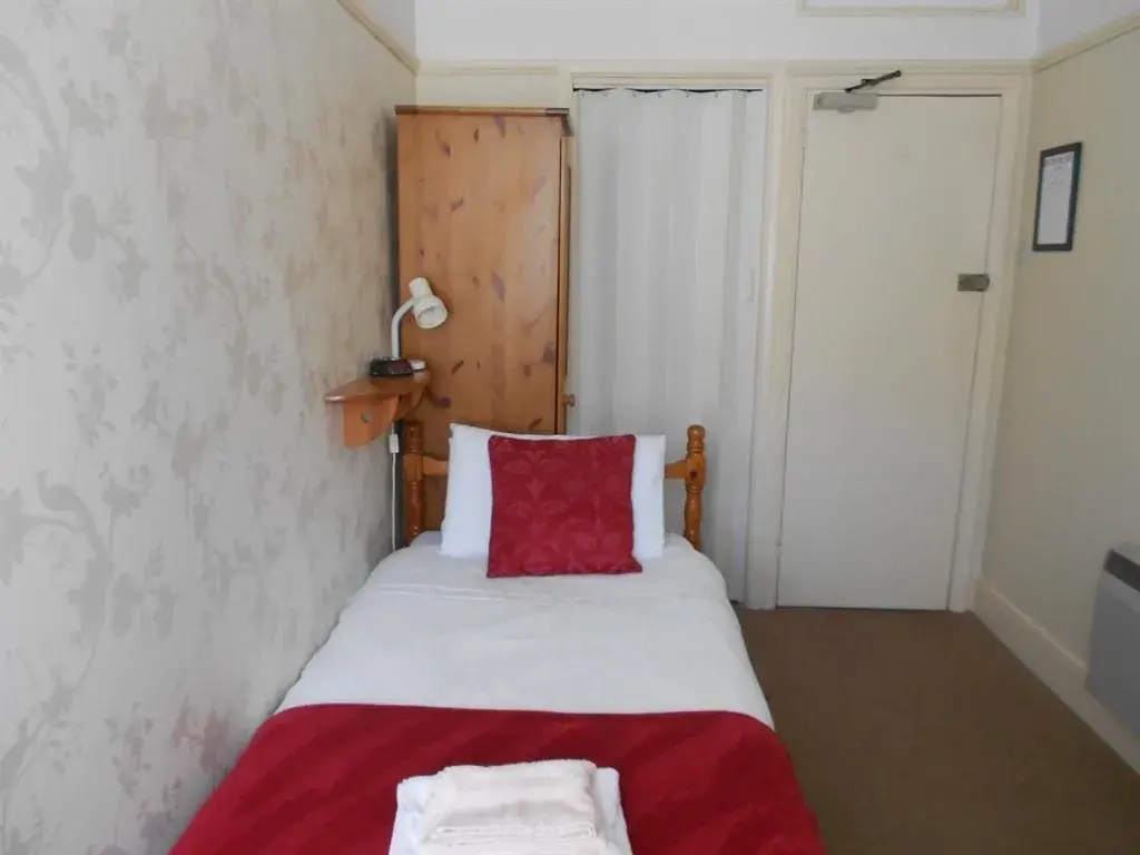 Single Room with Shower in Cromwell House Single Room with Shower in Cromwell House