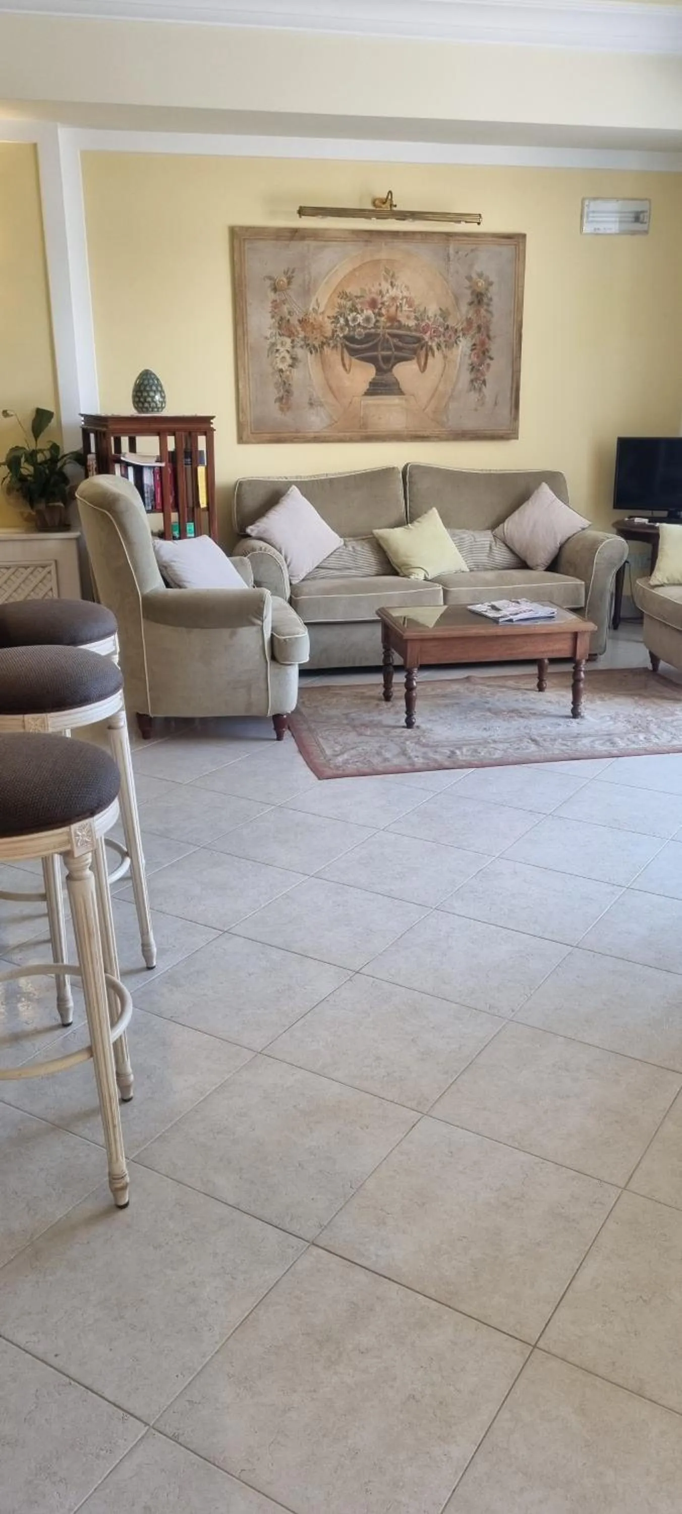 Restaurant/places to eat in Villa Daphne