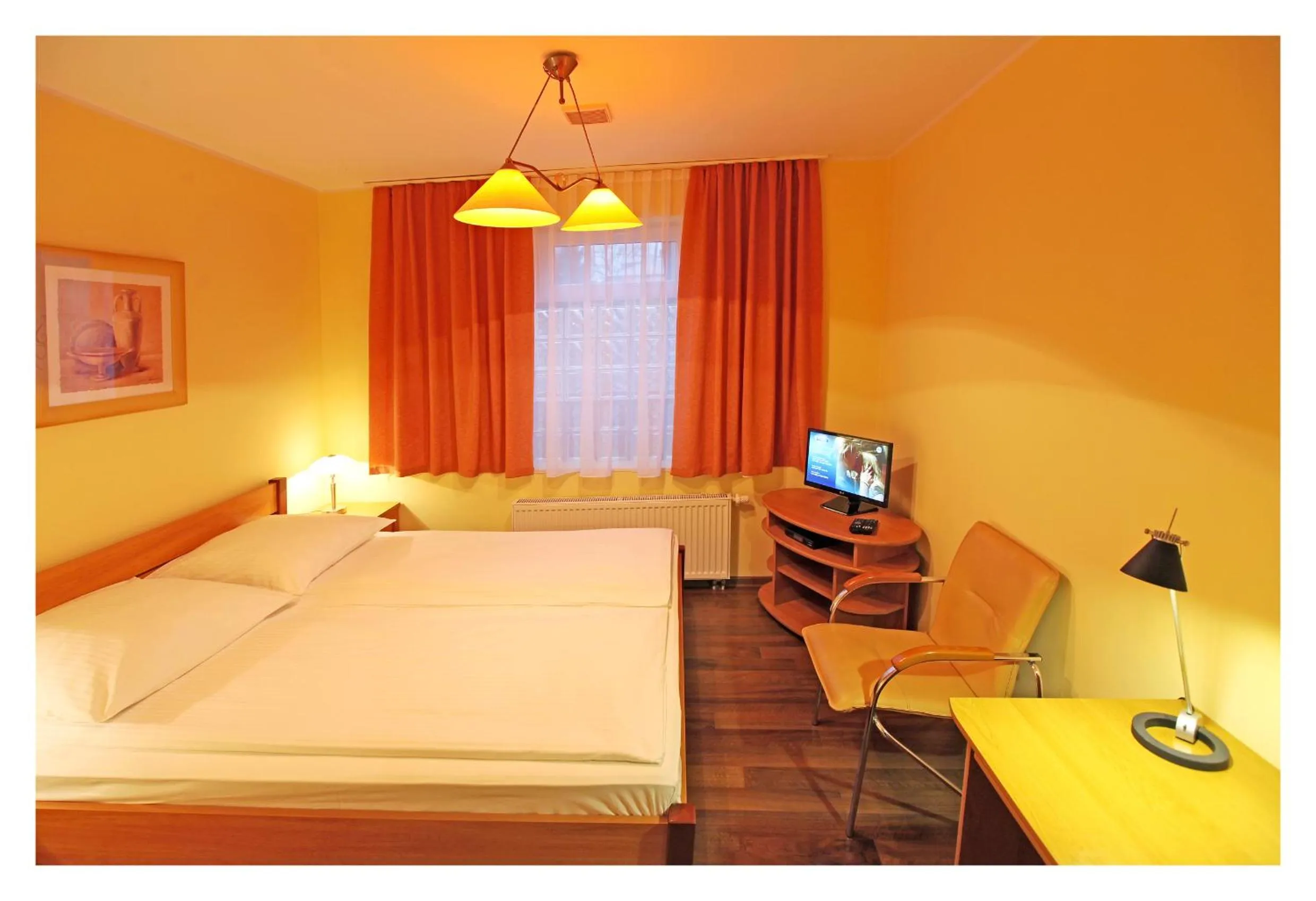 Photo of the whole room, Bed in Panorama BH