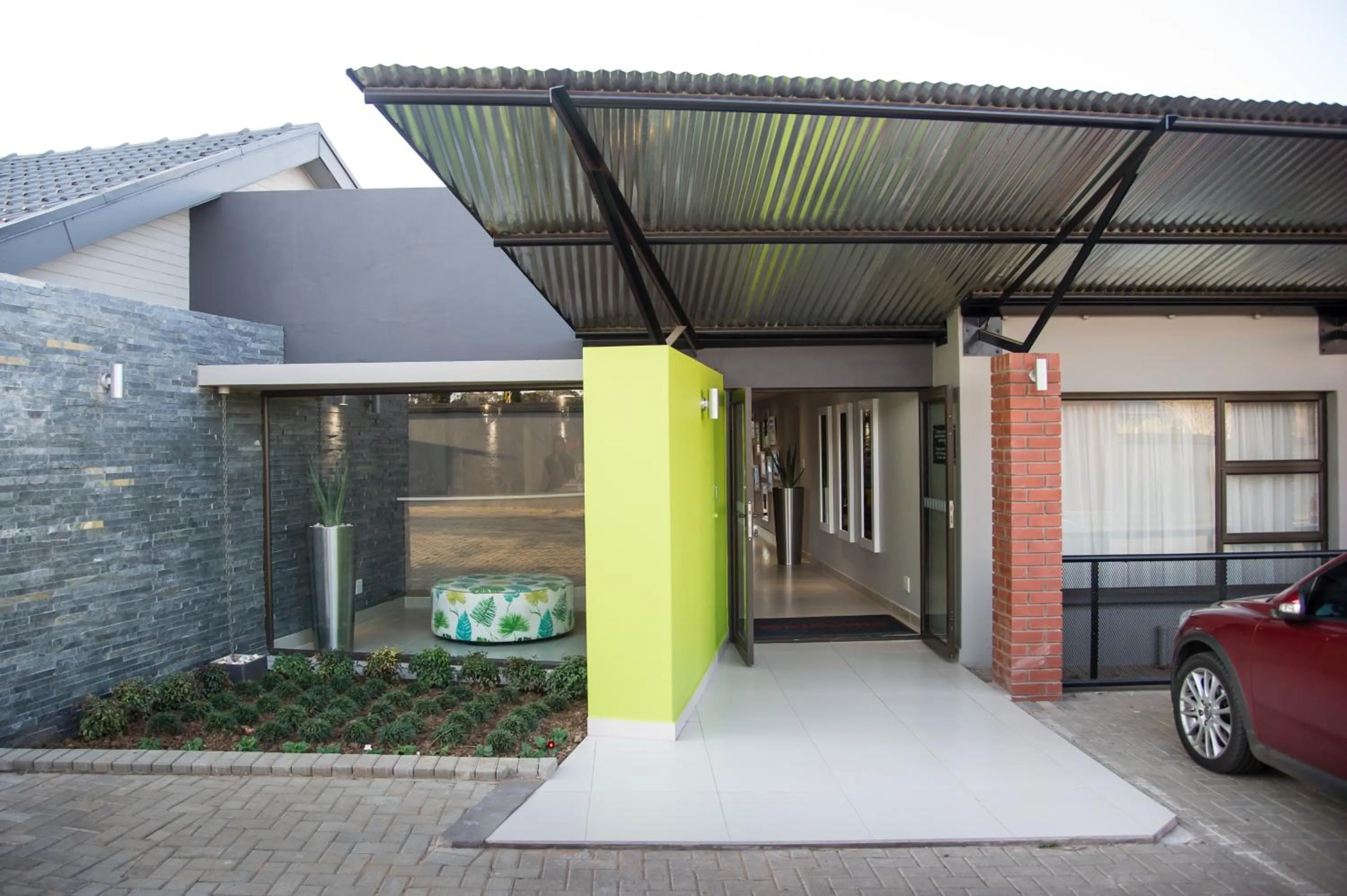 Facade/entrance in Palm Lodge Guest House