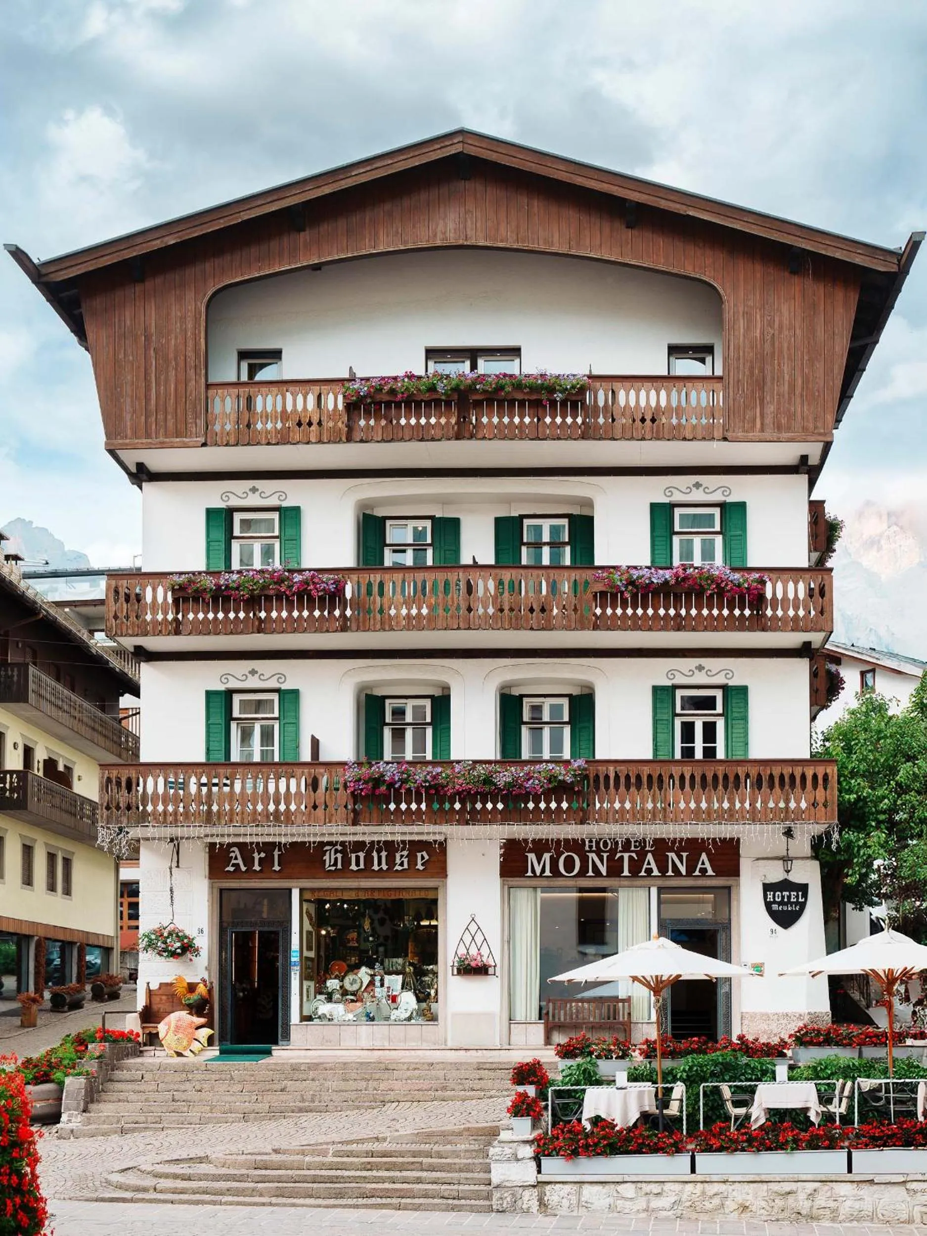 Property building in Hotel Montana