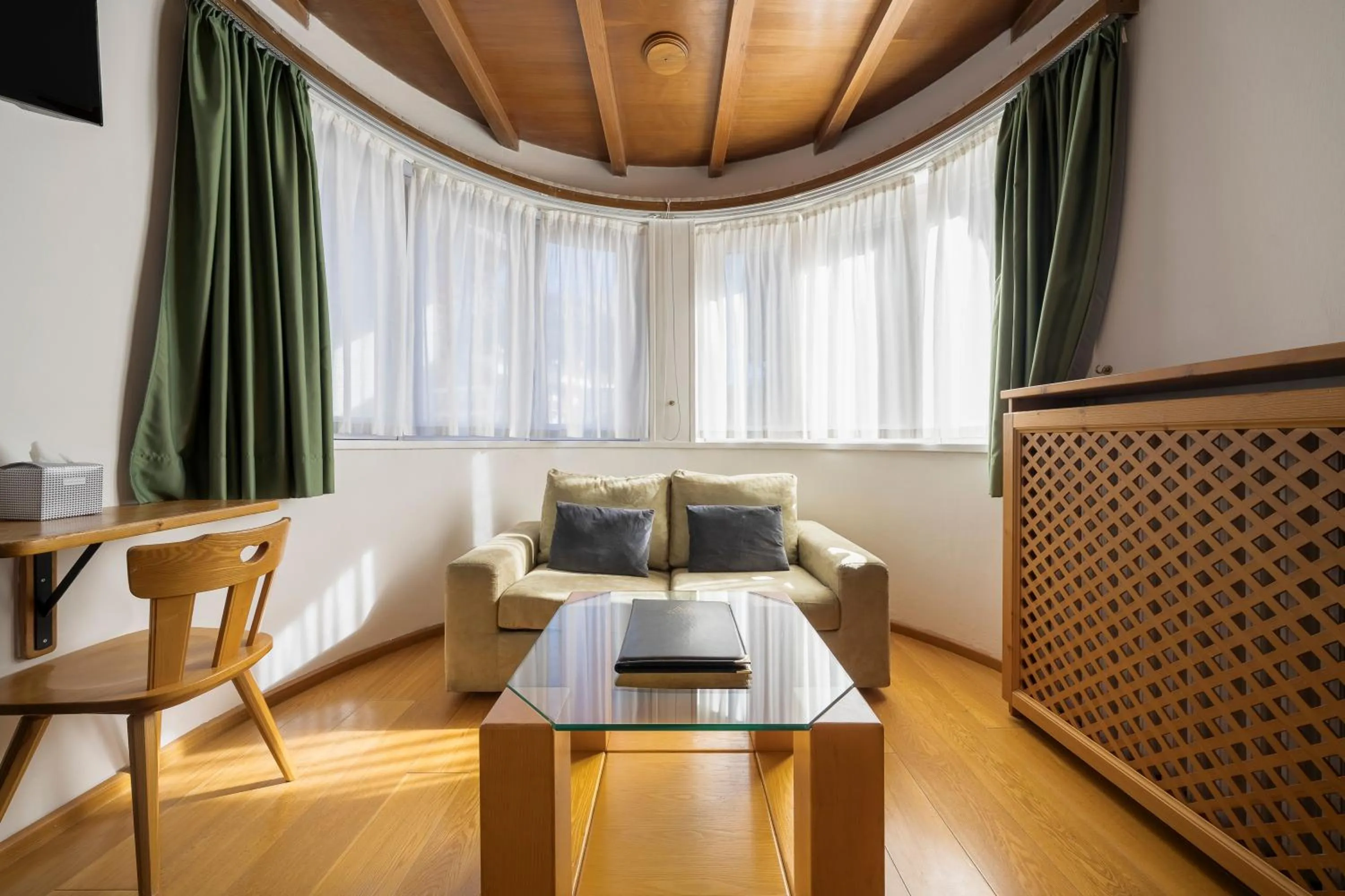 Photo of the whole room in Hotel Montana