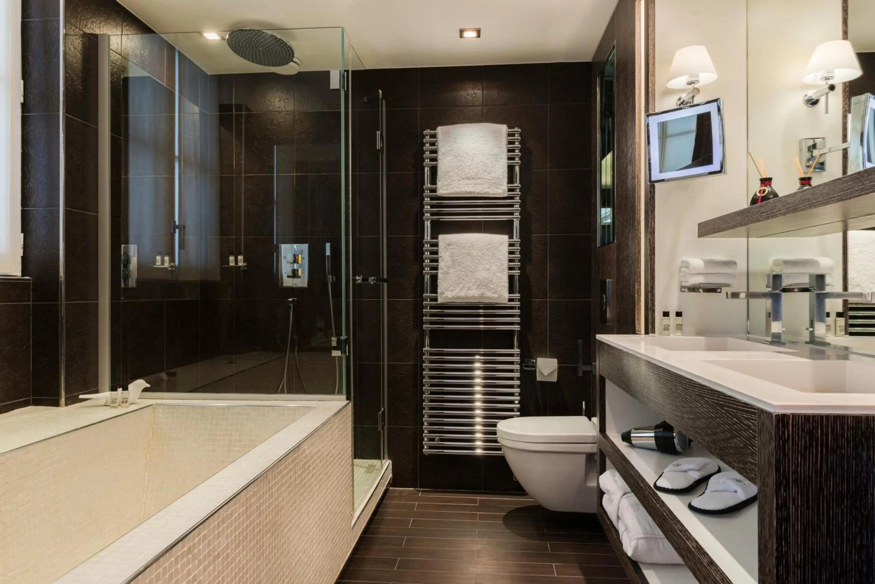 Bathroom in Les Jardins De La Villa