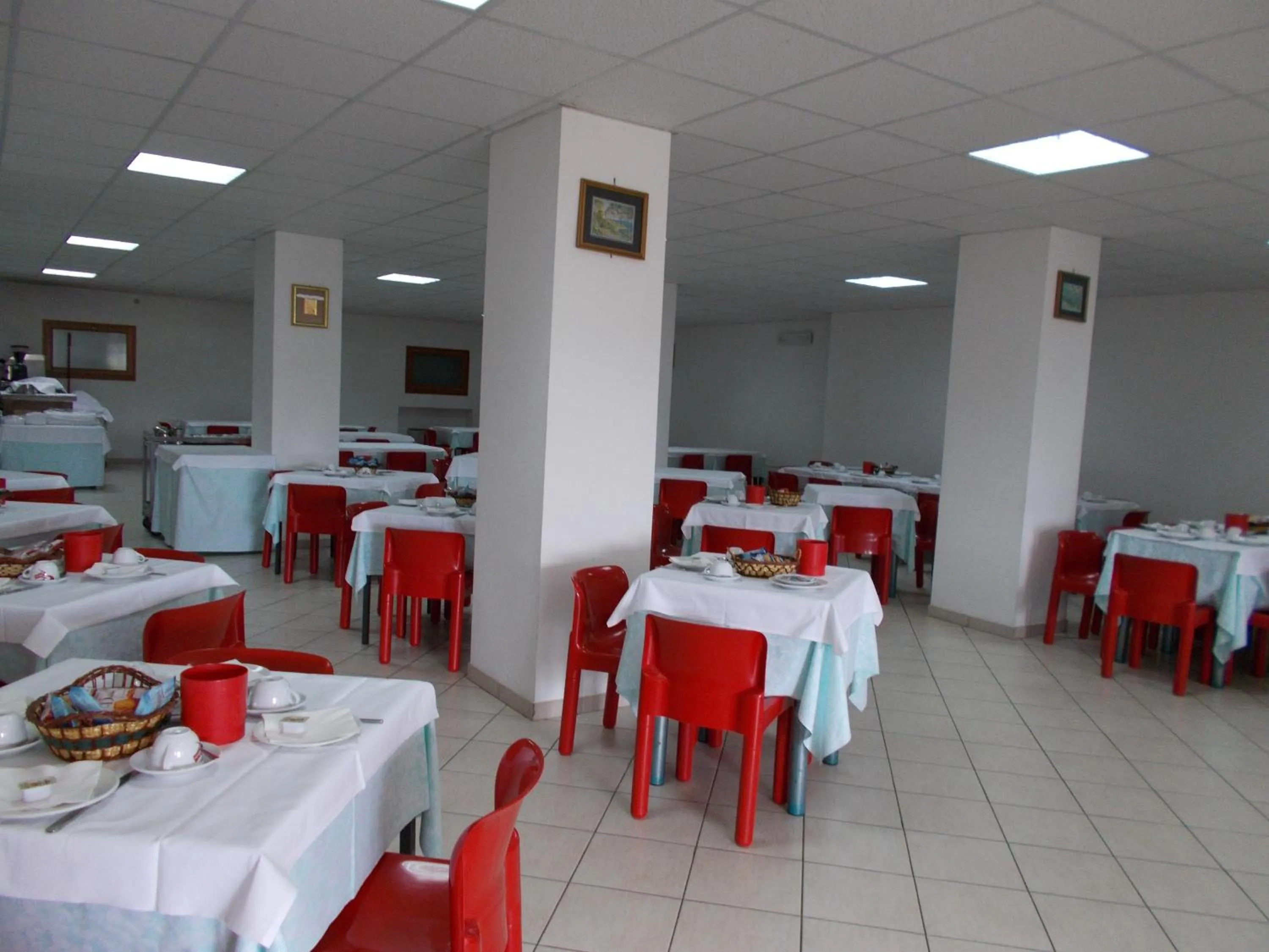 Restaurant/places to eat in Hotel Holidays