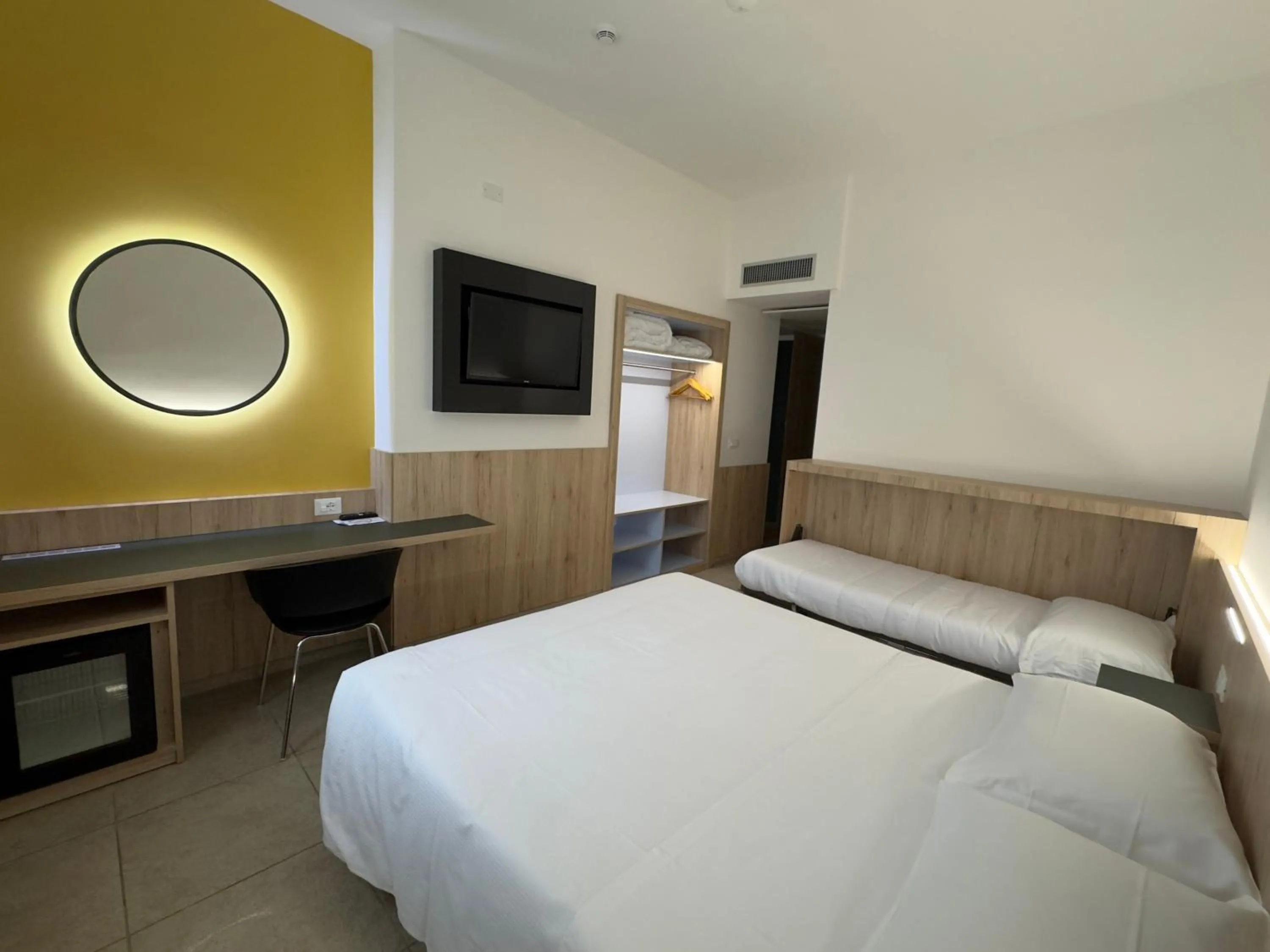 Bedroom, Bed in Hotel Holidays